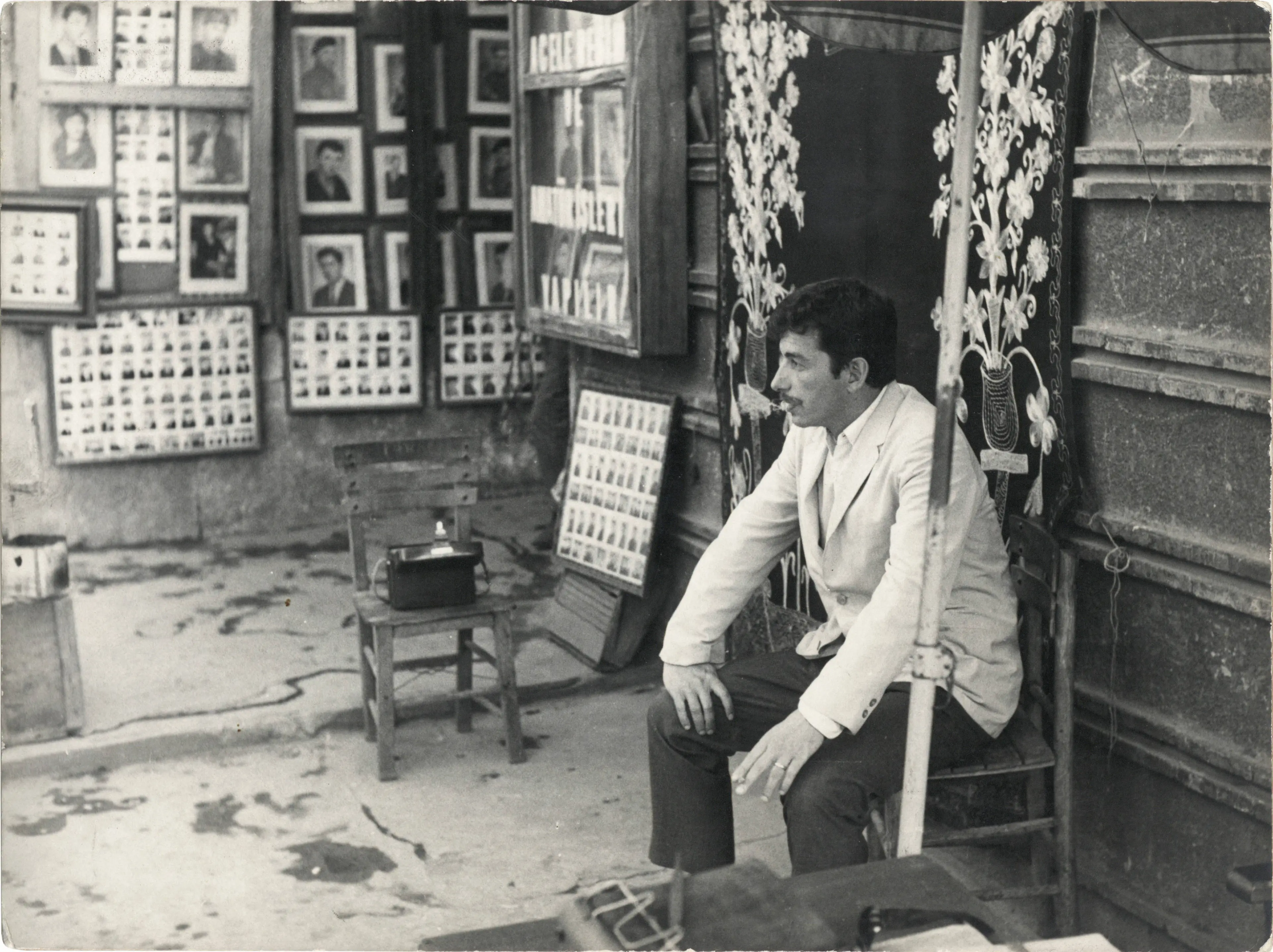 Özer Kabaş, during the shooting of his film İstanbul Hatırası [Memory of Istanbul] (1967), Eminönü (Istanbul) Salt Research, Özer Kabaş Archive