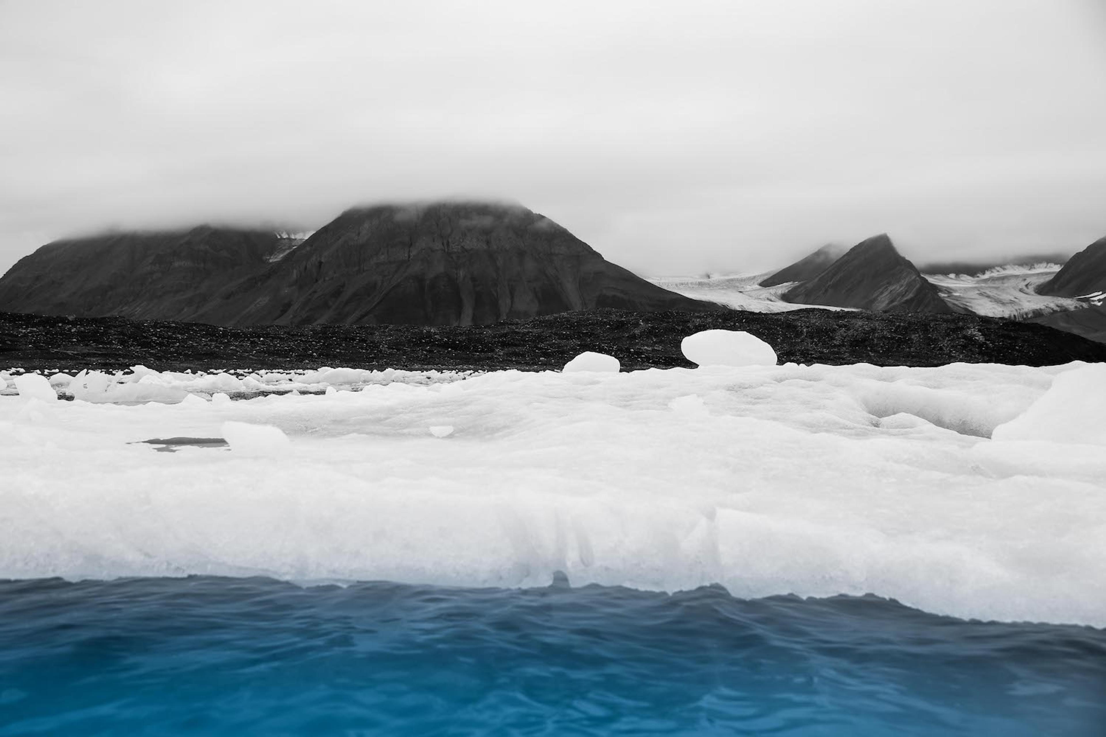 Longyearbyen, a Bipolar City [Longyearbyen: İki Kutuplu Şehir] (2016) filminden bir kare ©Artcam Production