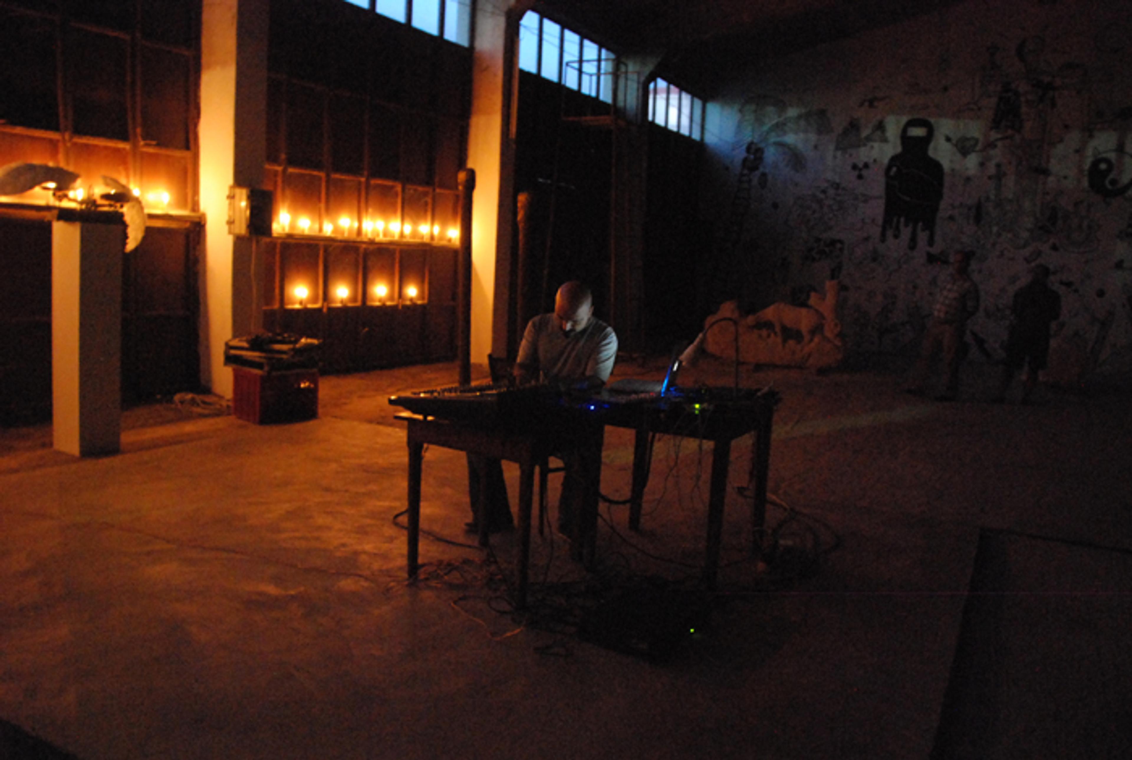 Tolga Tüzün, Çanakkale Biannale, solo performance (2010) Photo: Didem Elif