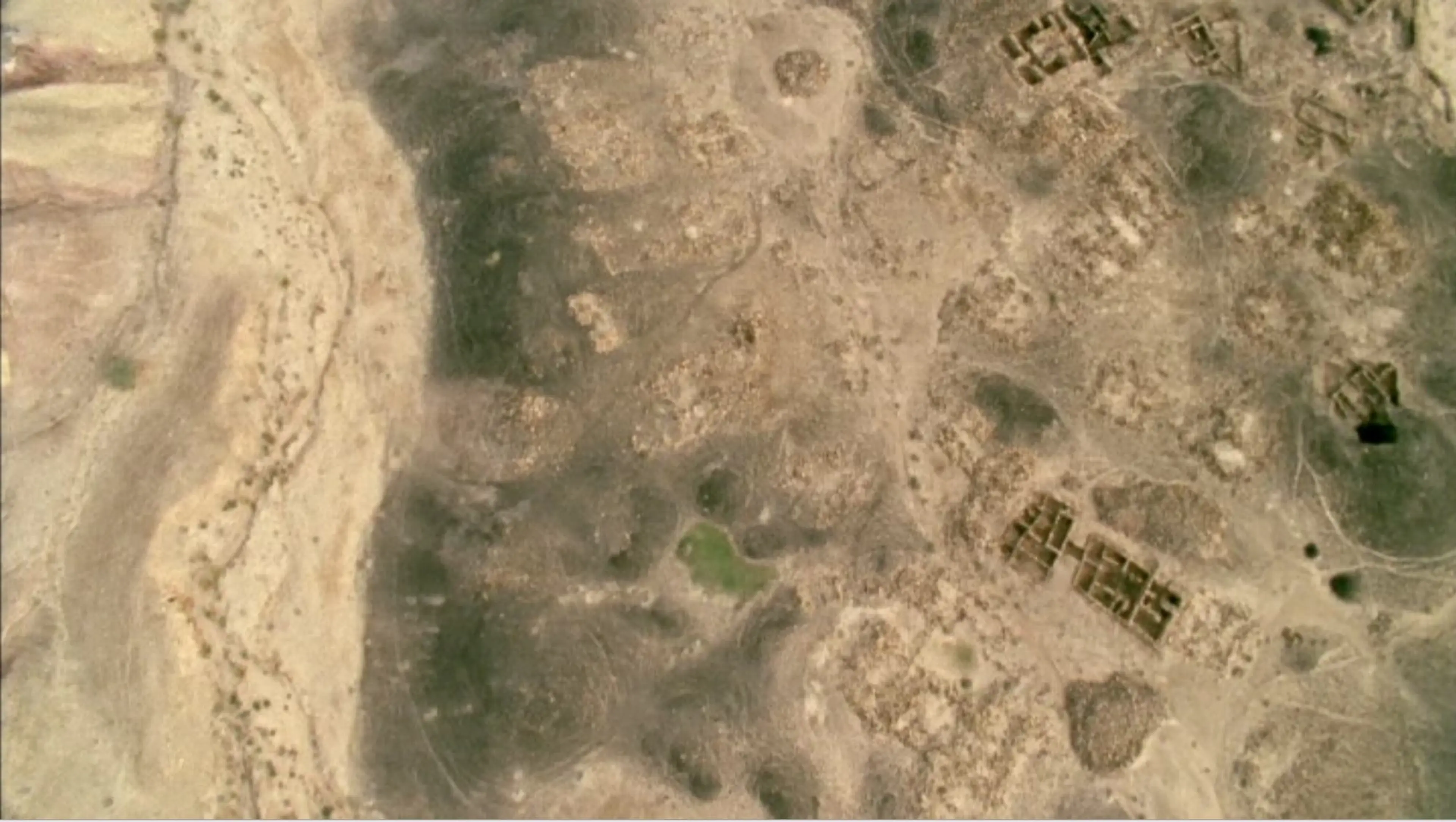 Jananne Al-Ani, Shadow Sites I [Gölge Alanları I], 2010, 14’22’’ Varşova Modern Sanat Müzesi izniyle