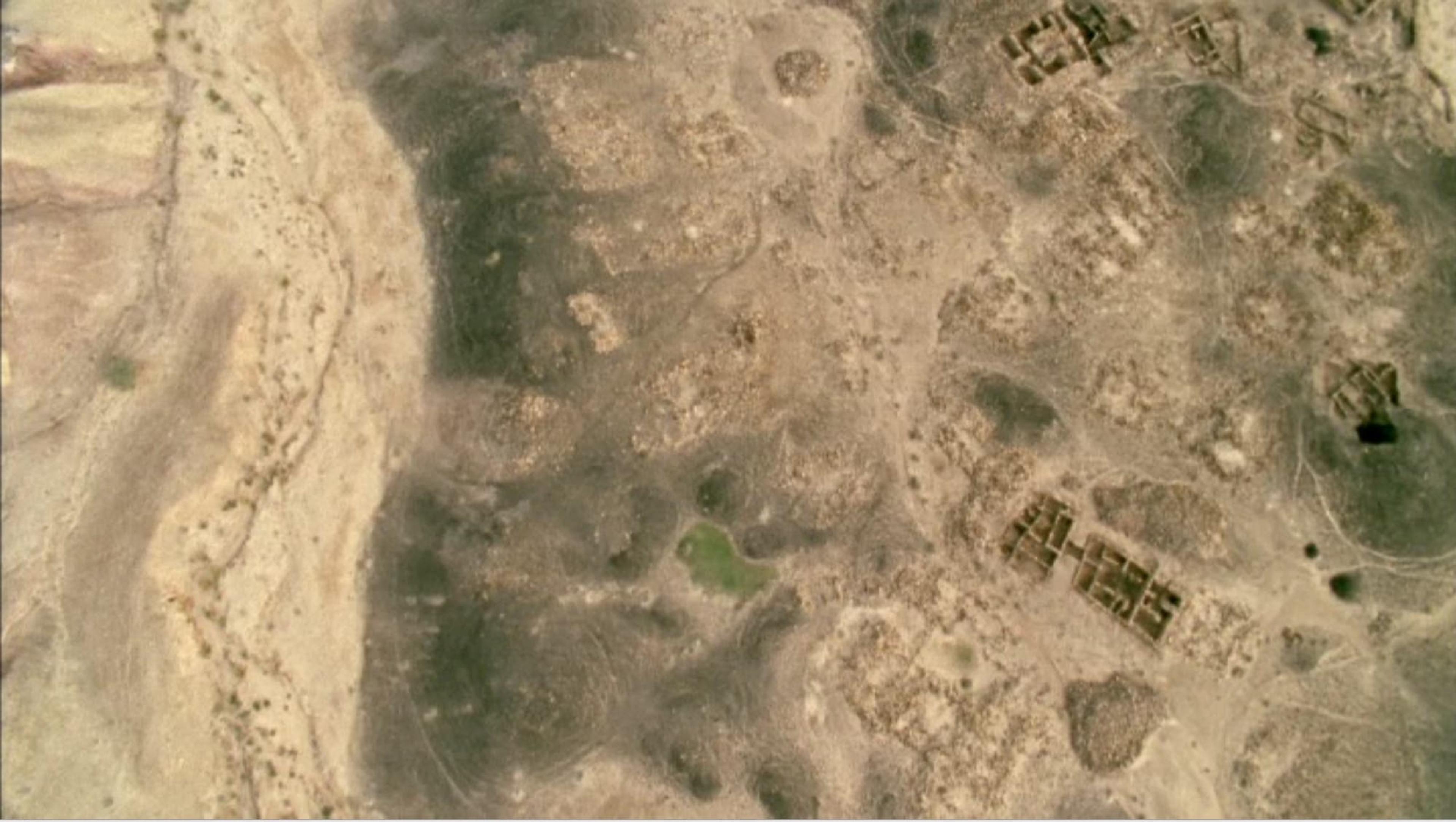Jananne Al-Ani, Shadow Sites I [Gölge Alanları I], 2010, 14’22’’ Varşova Modern Sanat Müzesi izniyle
