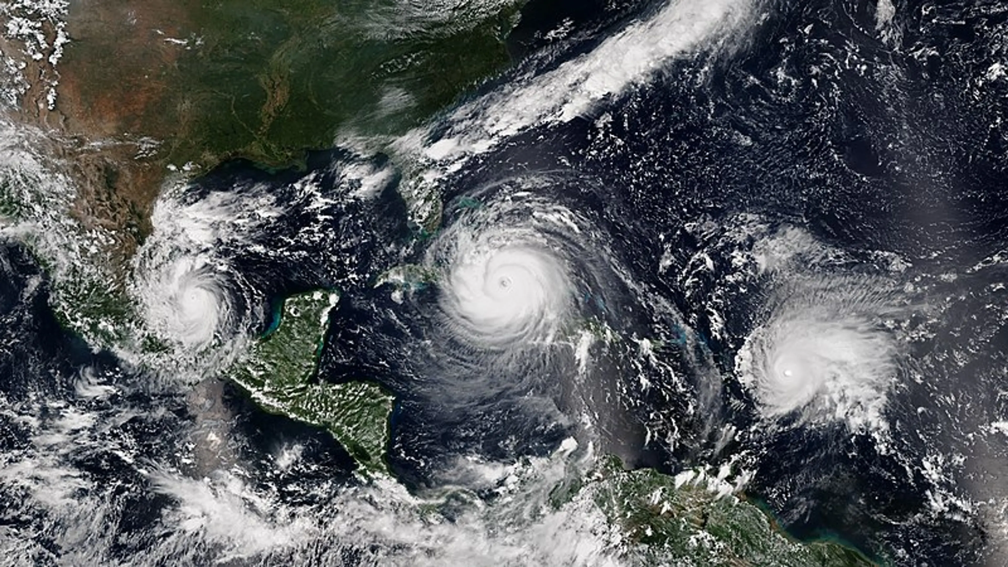 8 Eylül 2017'de aktif olan üç eşzamanlı kasırganın uydu görüntüsü. Kaynak: Wikimedia Commons ve Jose-Luis Olivares/MIT
