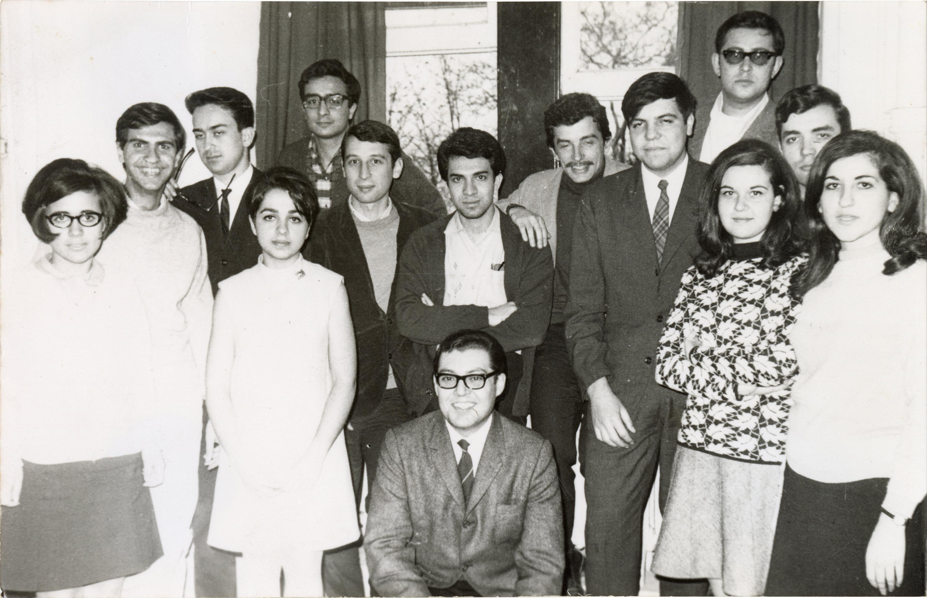 1968 RK Sinema Kulübü yönetim ekibi Hasan Gürdal (önde, oturuyor), Bülent Becan (arkada, soldan dördüncü), Özer Kabaş (arkada, soldan yedinci) Hasan Gürdal Arşivi