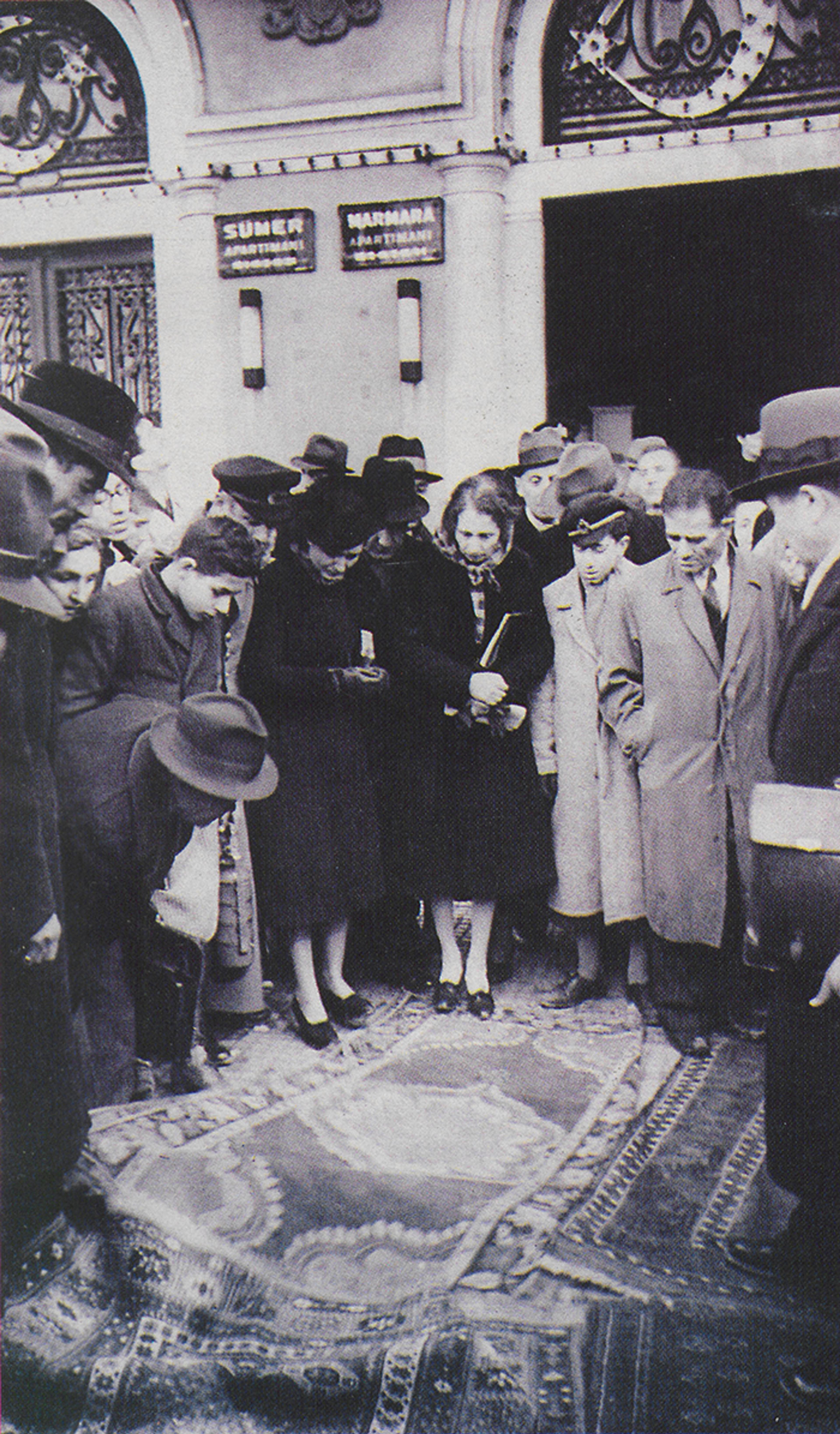 Varlık Vergisi’ni ödeyemeyen azınlıkların ev eşyasının satışı, 1943 ( Milliyet Gazetesi Arşivi )