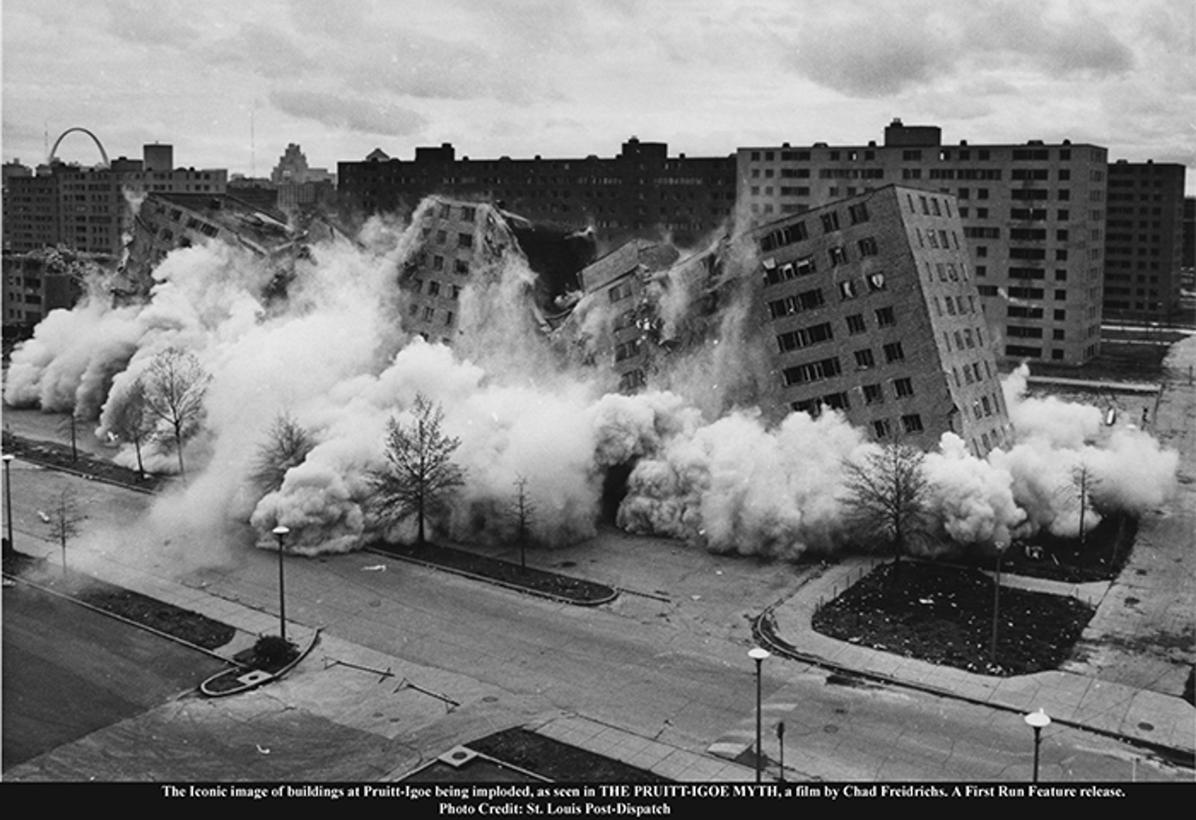 The Pruitt-Igoe Myth [Pruitt-Igoe Miti] (2011) filminden bir kare ©Unicorn Stencil Documentary Films. Fotoğraf: State Historical Society Of Missouri