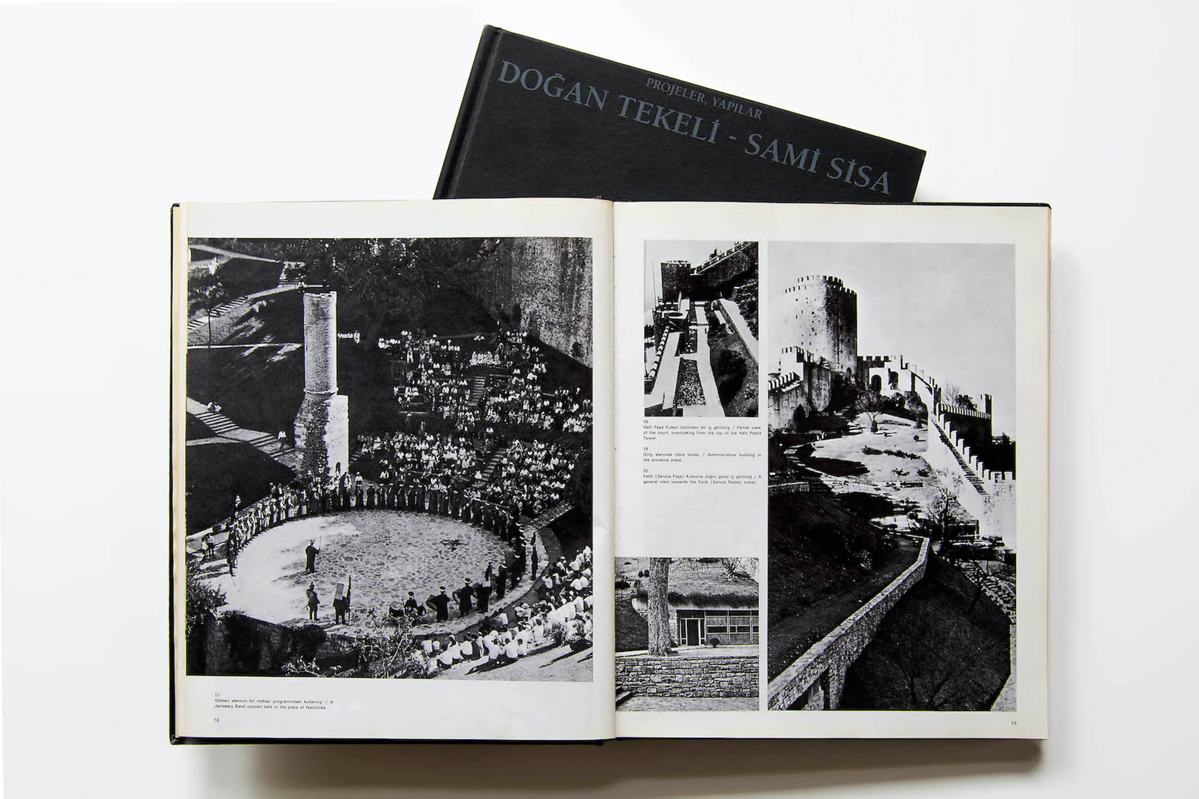 Doğan Tekeli ve Sami Sisa’nın 1954 ile 1994 arasındaki mimari proje, yapı ve uygulamalarına ilişkin 1975 ve 1994 tarihli monografiler Fotoğraf: Mustafa Hazneci, SALT, 2019