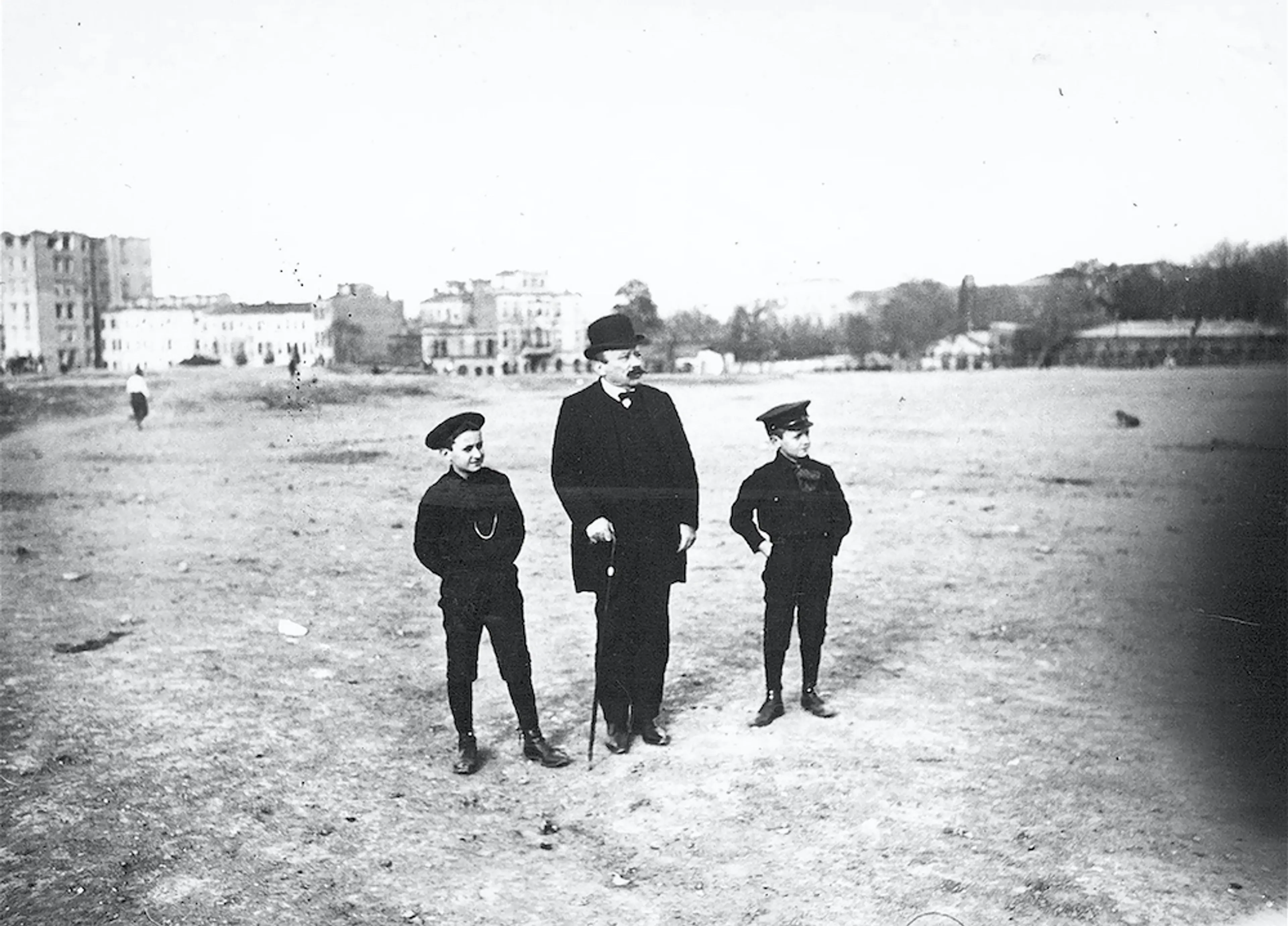 Antoine, Charles ve Eugène Köpe Topçu Kışlası’nın talim yerinde, Taksim, İstanbul, 1908 Antoine Köpe Arşivi (Elizabeth Childress izniyle)