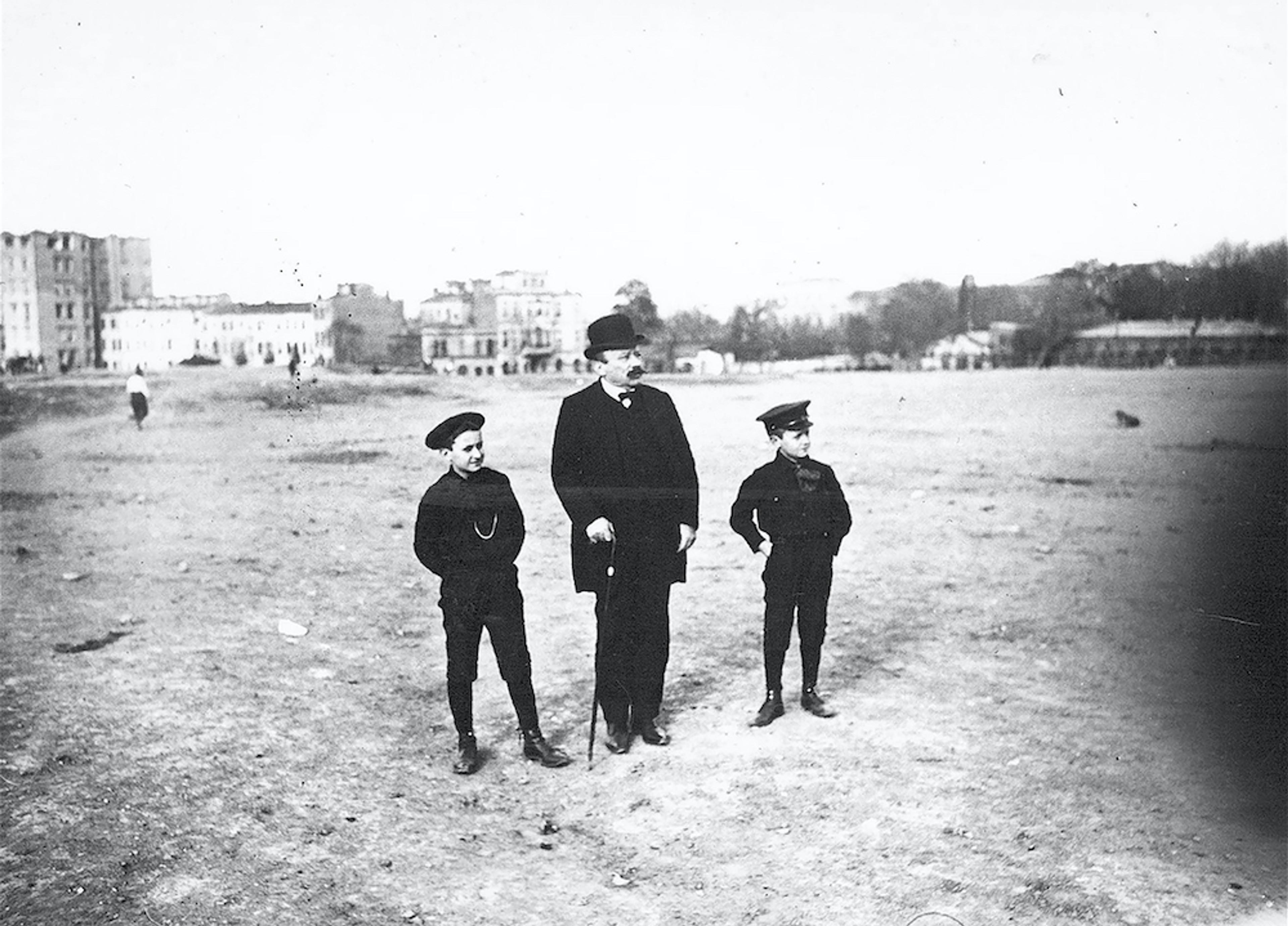 Antoine, Charles ve Eugène Köpe Topçu Kışlası’nın talim yerinde, Taksim, İstanbul, 1908 Antoine Köpe Arşivi (Elizabeth Childress izniyle)