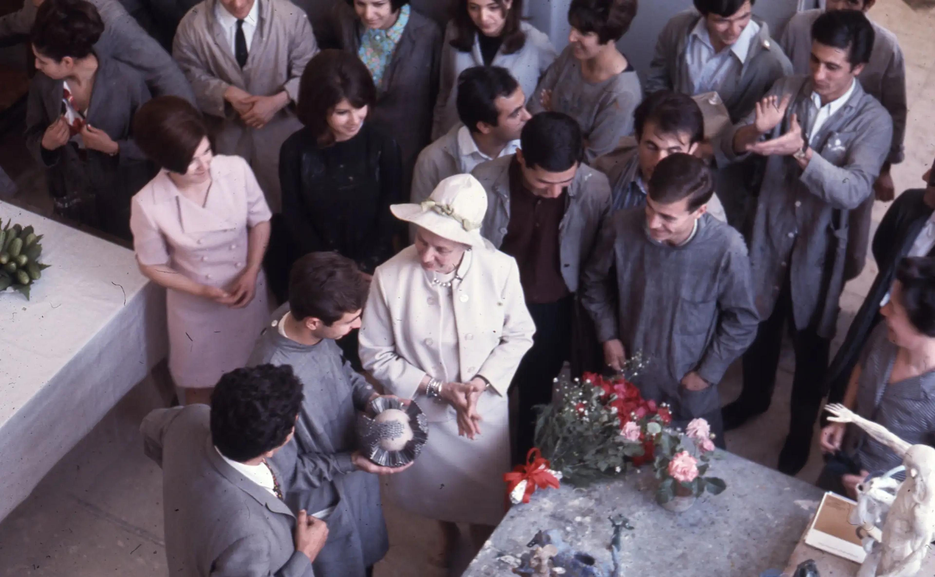 Parviz Tanavoli (solda) ve Abby Weed Grey (sağda), Mahmud Ahmadi&rsquo;nin (ortada) Construction işiyle, 1967 Abby Weed Grey Papers, University Archives, New York University