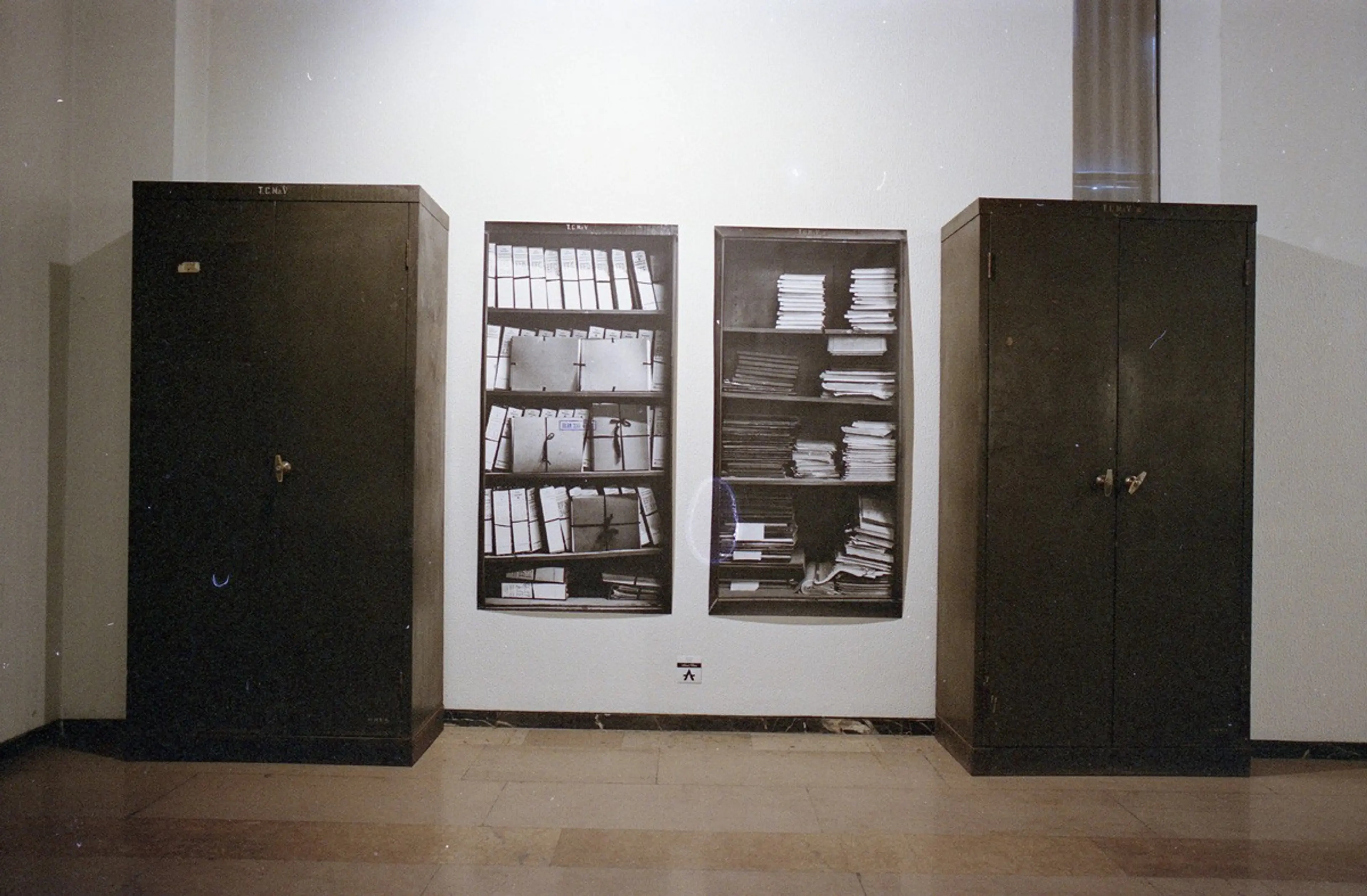 Ahmet Öktem, Kapalı ve Açık, 10 Sanatçı 10 İş: A sergisinden görünüm, Atatürk Kültür Merkezi (İstanbul), 1989 Salt Araştırma, Serhat Kiraz Arşivi
