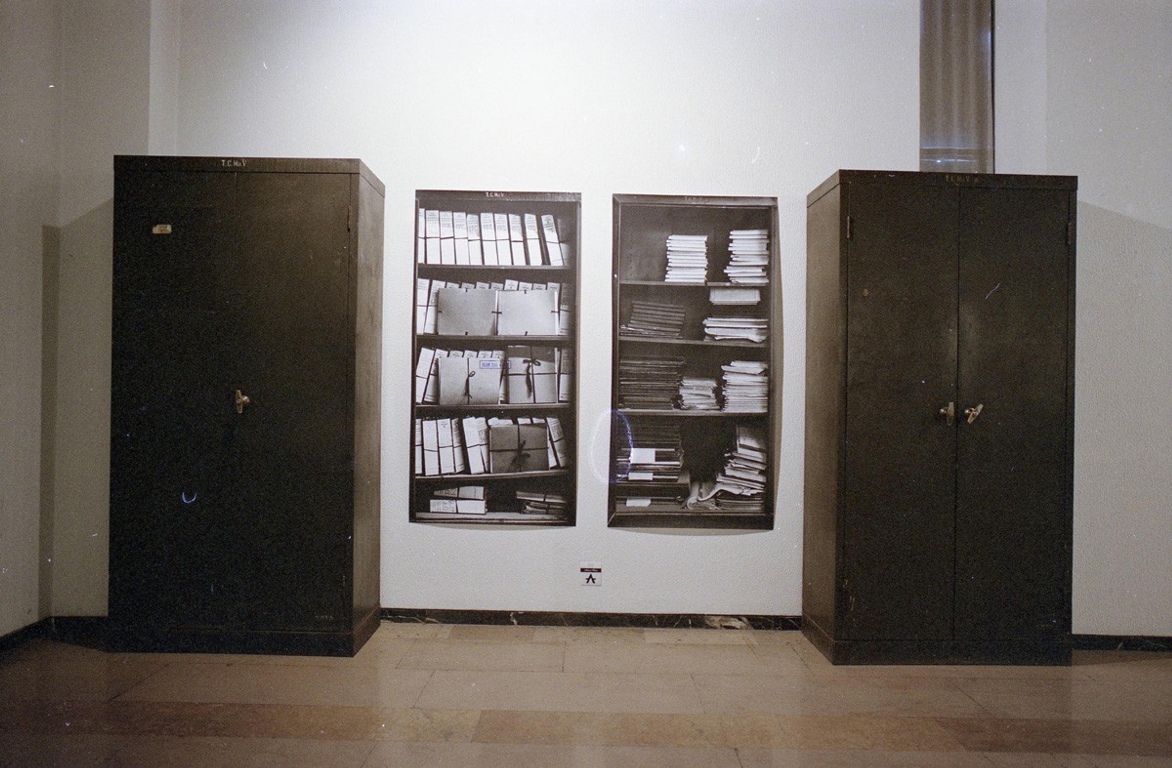 Ahmet Öktem, Kapalı ve Açık, 10 Sanatçı 10 İş: A sergisinden görünüm, Atatürk Kültür Merkezi (İstanbul), 1989 Salt Araştırma, Serhat Kiraz Arşivi