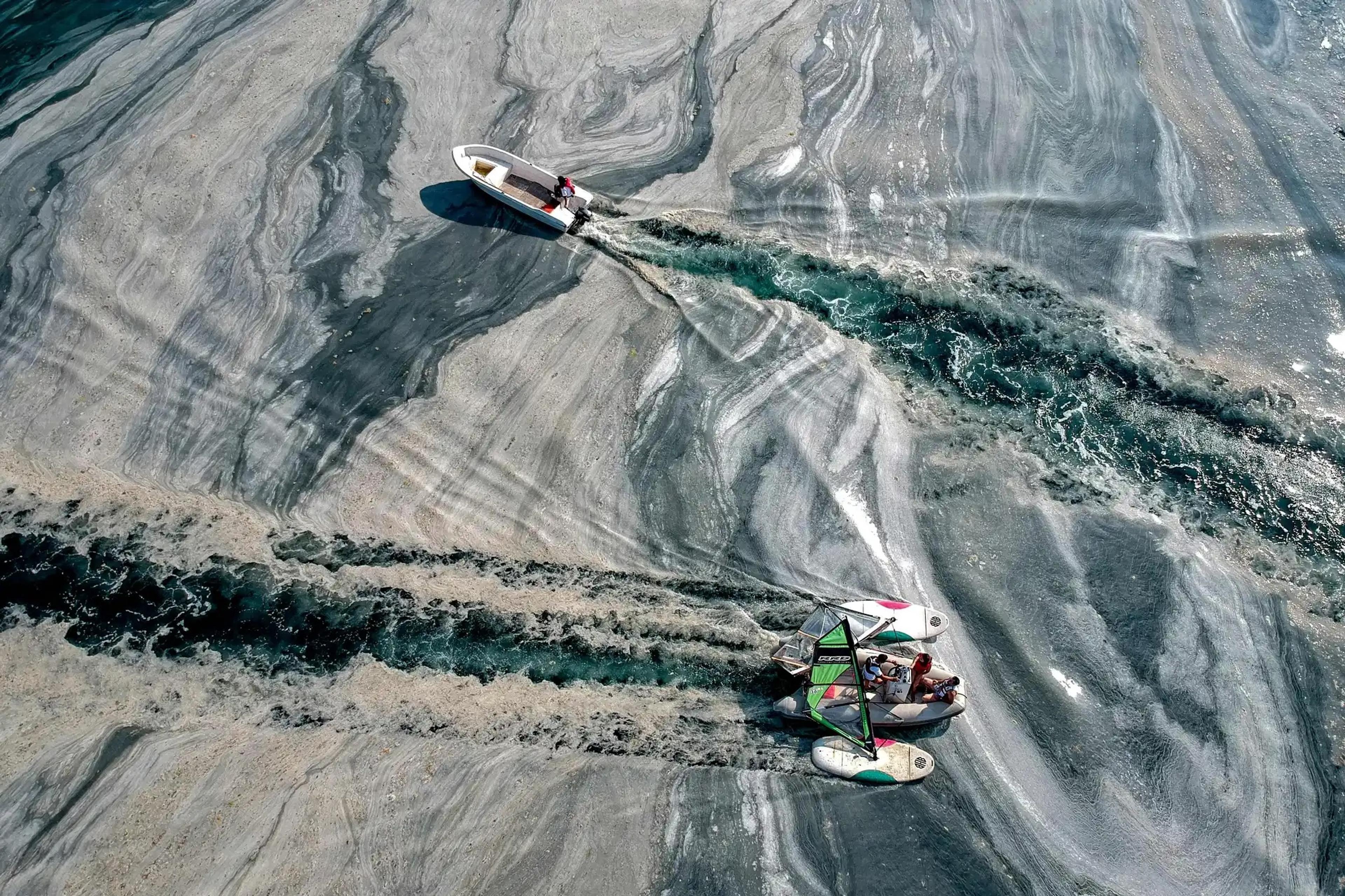Boats sailing through mucilage Photo: Yasin Akgül (Getty Images)