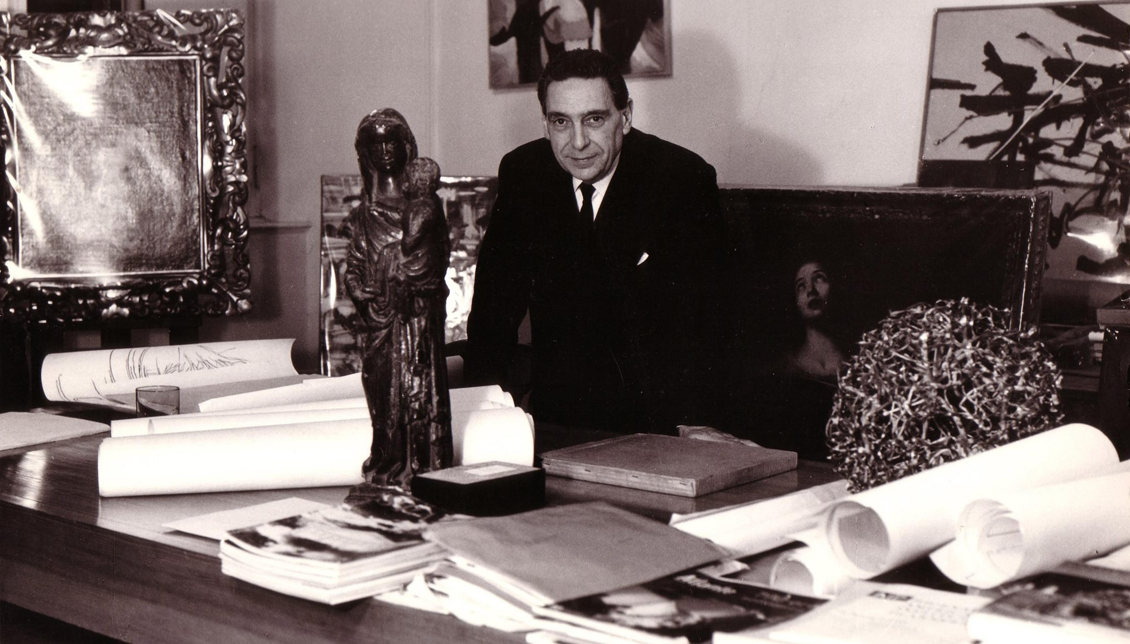Luigi Moretti Colonna Sarayın’daki ofisinde, 1960’lar, Roma Devlet Merkez Arşivi, Roma