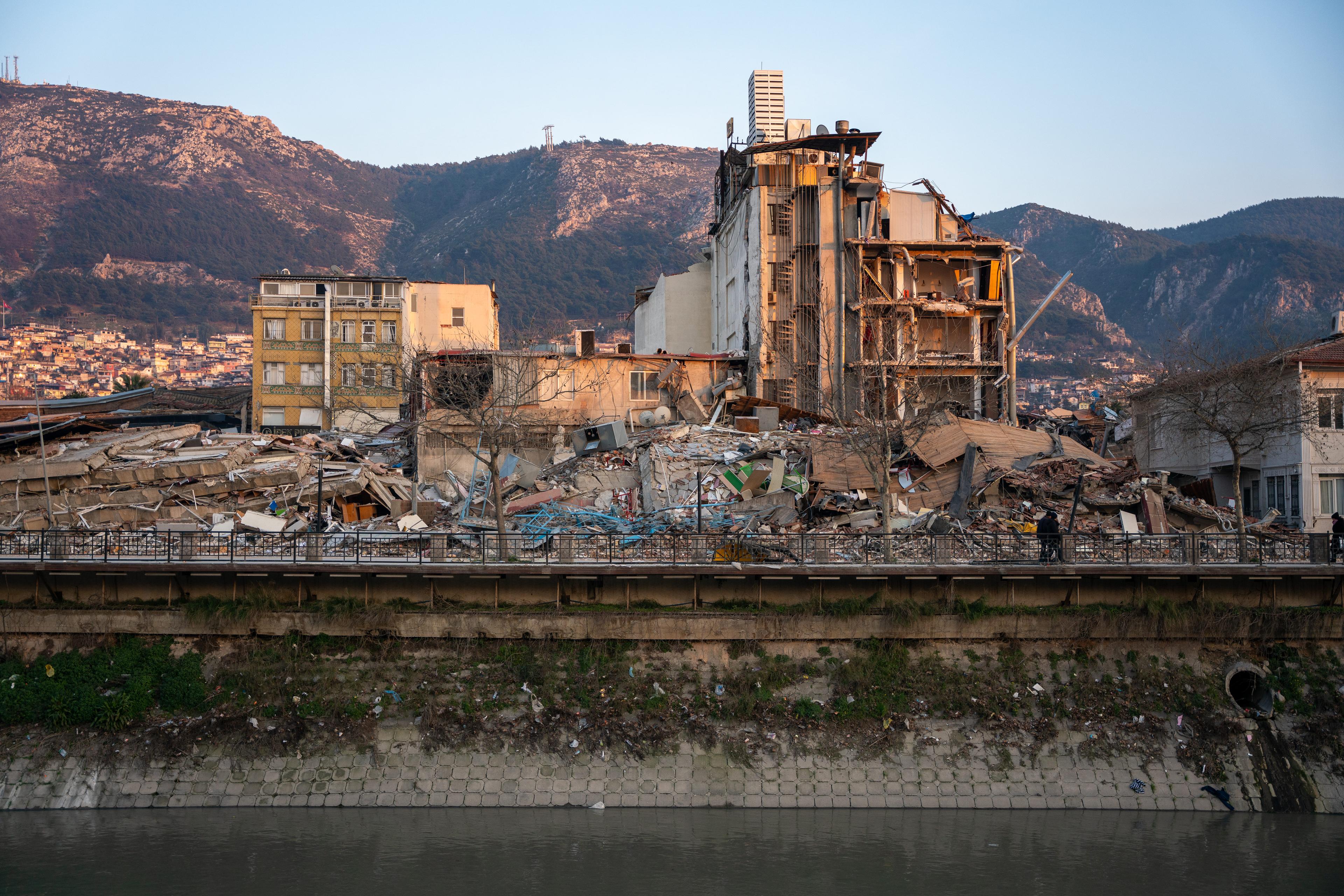 Antakya’da yarı yıkılmış bir bina (Fotoğraf: Ingrid Woudwijk)