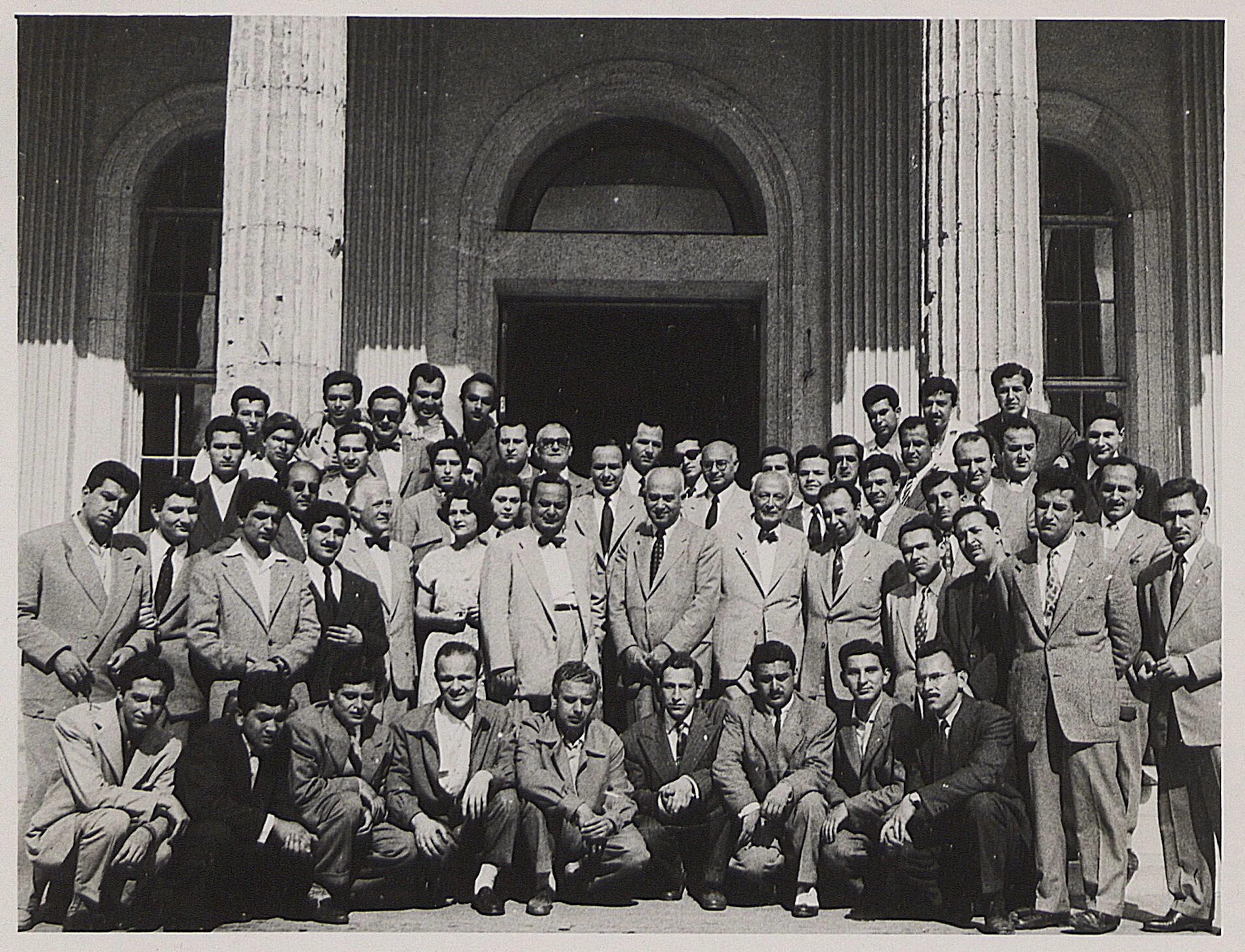 İstanbul Teknik Üniversitesi Mimarlık Fakültesi öğrencileri ve öğretim üyeleri Taşkışla önünde, 1950’ler Salt Araştırma, Mimarlık ve Tasarım Arşivi