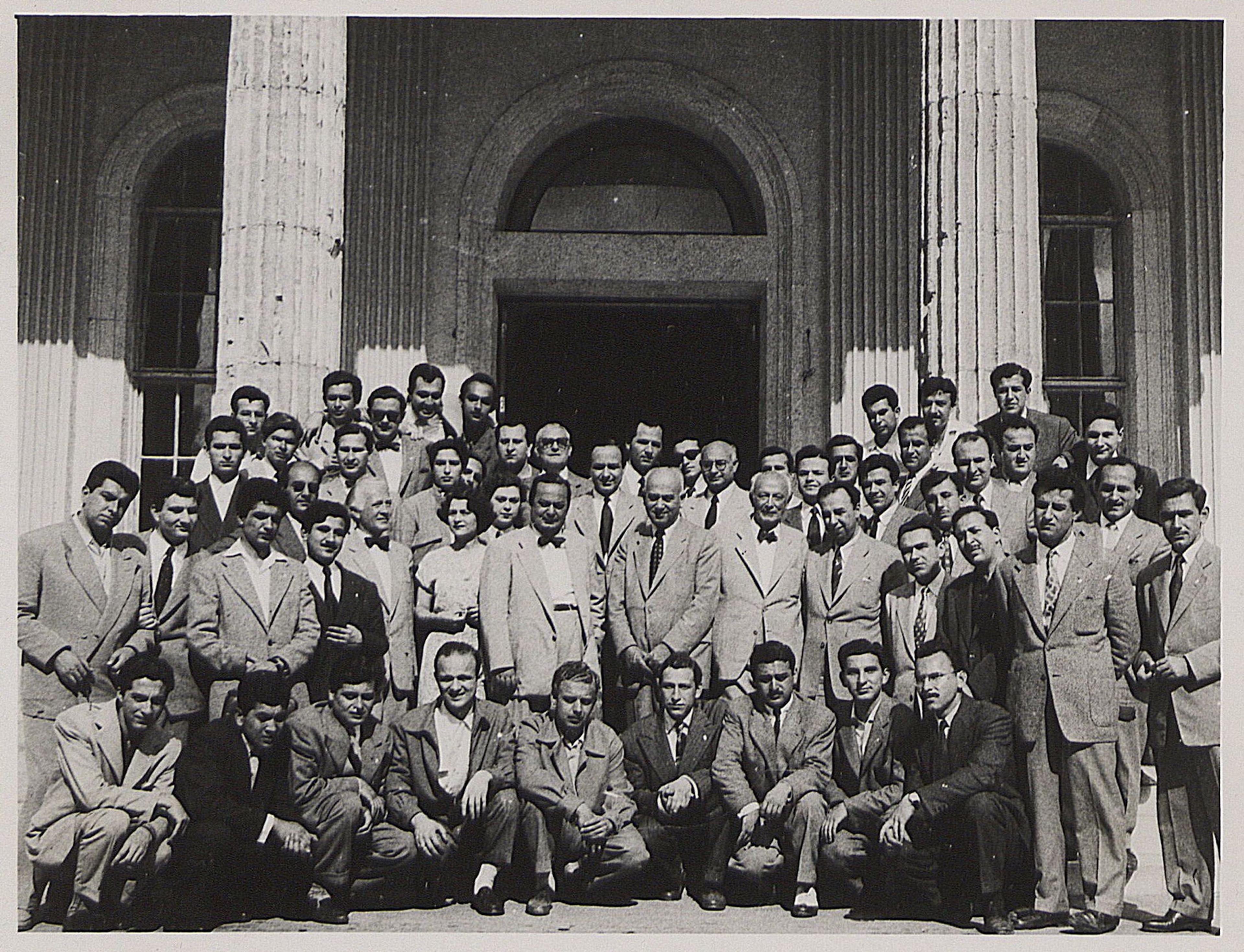 İstanbul Teknik Üniversitesi Mimarlık Fakültesi öğrencileri ve öğretim üyeleri Taşkışla önünde, 1950’ler Salt Araştırma, Mimarlık ve Tasarım Arşivi