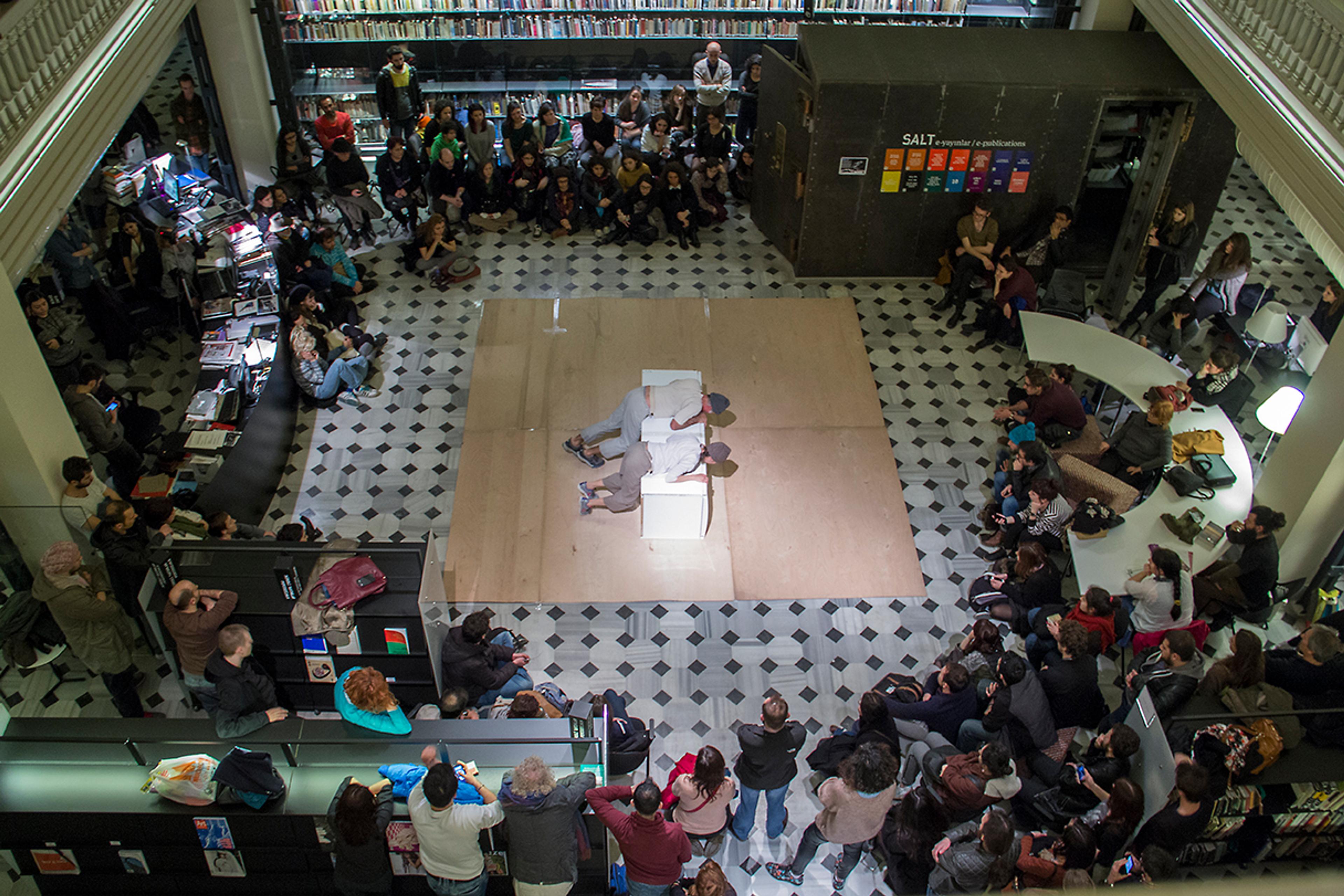 Taldans, Dolap performansı, SALT Araştırma, 2015 Fotoğraf: Mustafa Hazneci (SALT)