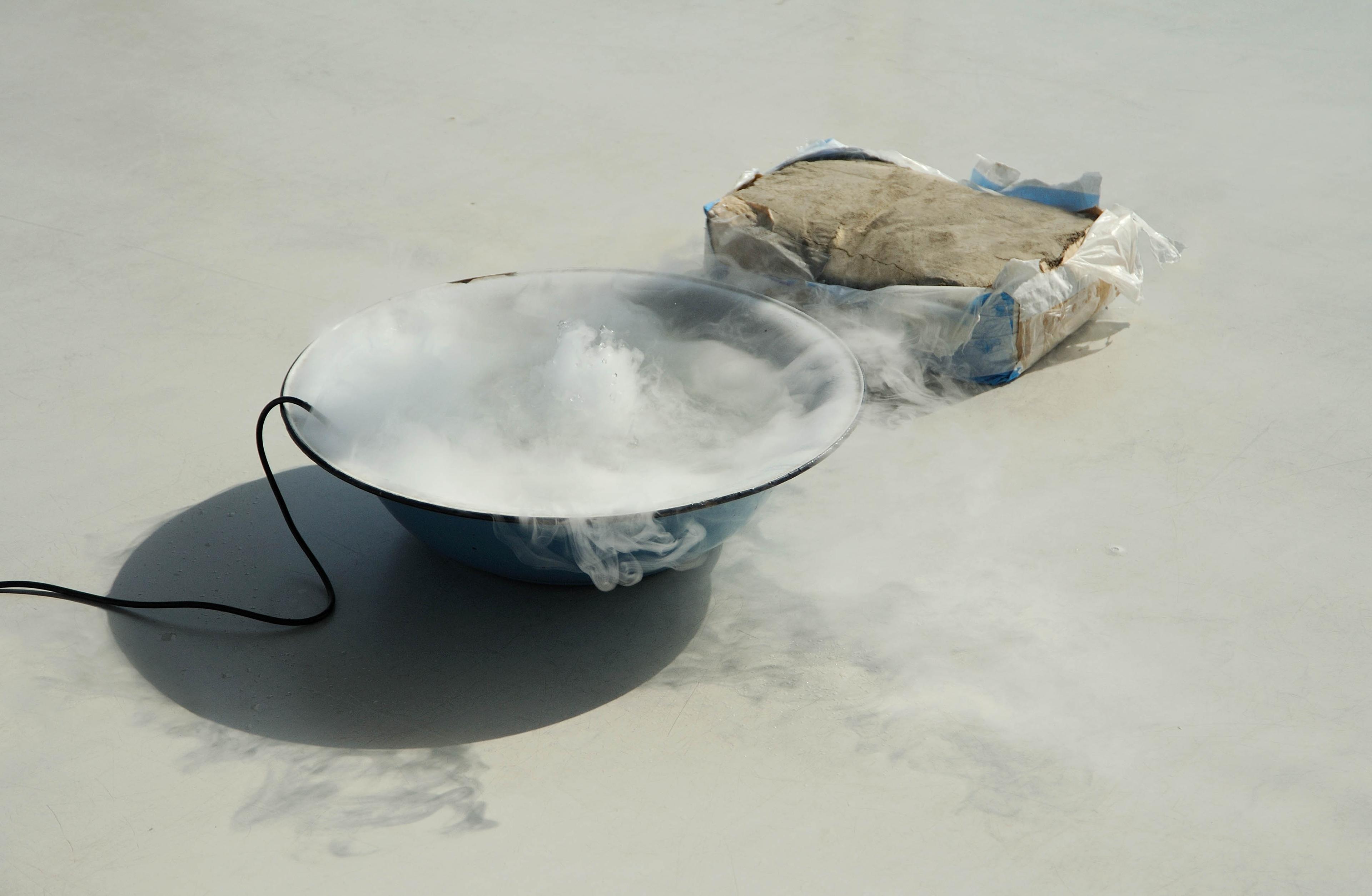 Nina Canell, Perpetuum Mobile (25 kg) , 2009/11