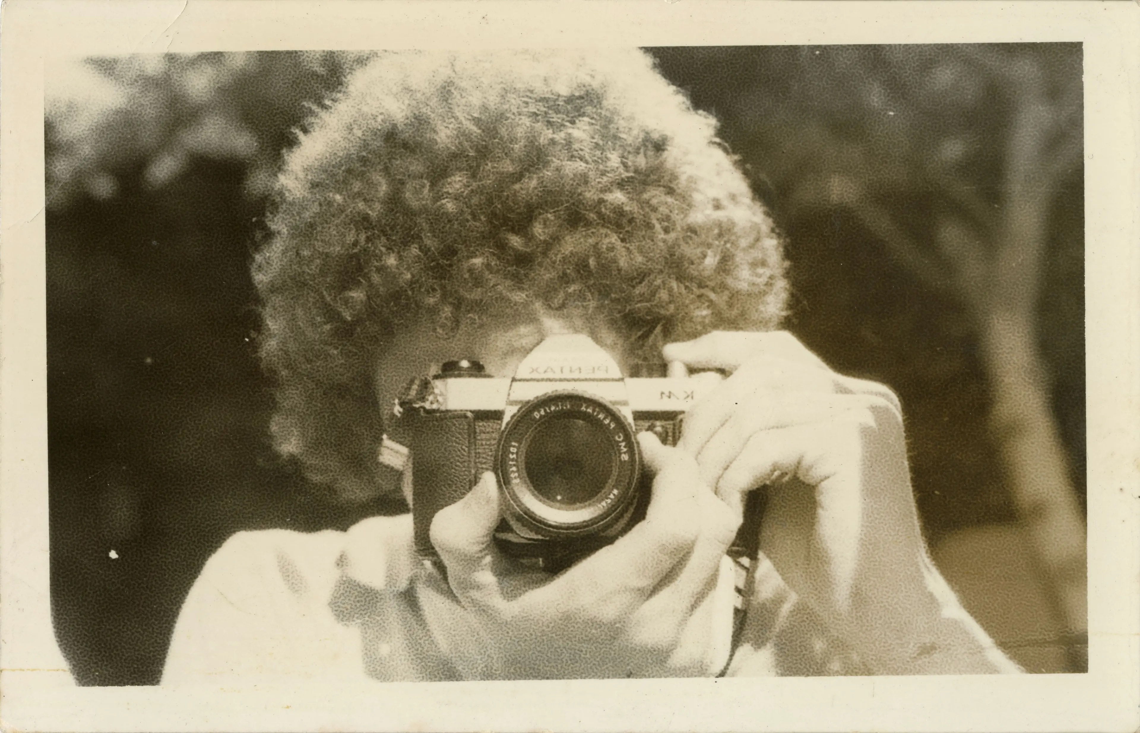 Vasıf Kortun, Ara Güler’in tavsiyesiyle alınan ilk fotoğraf makinesiyle otoportre, 1977