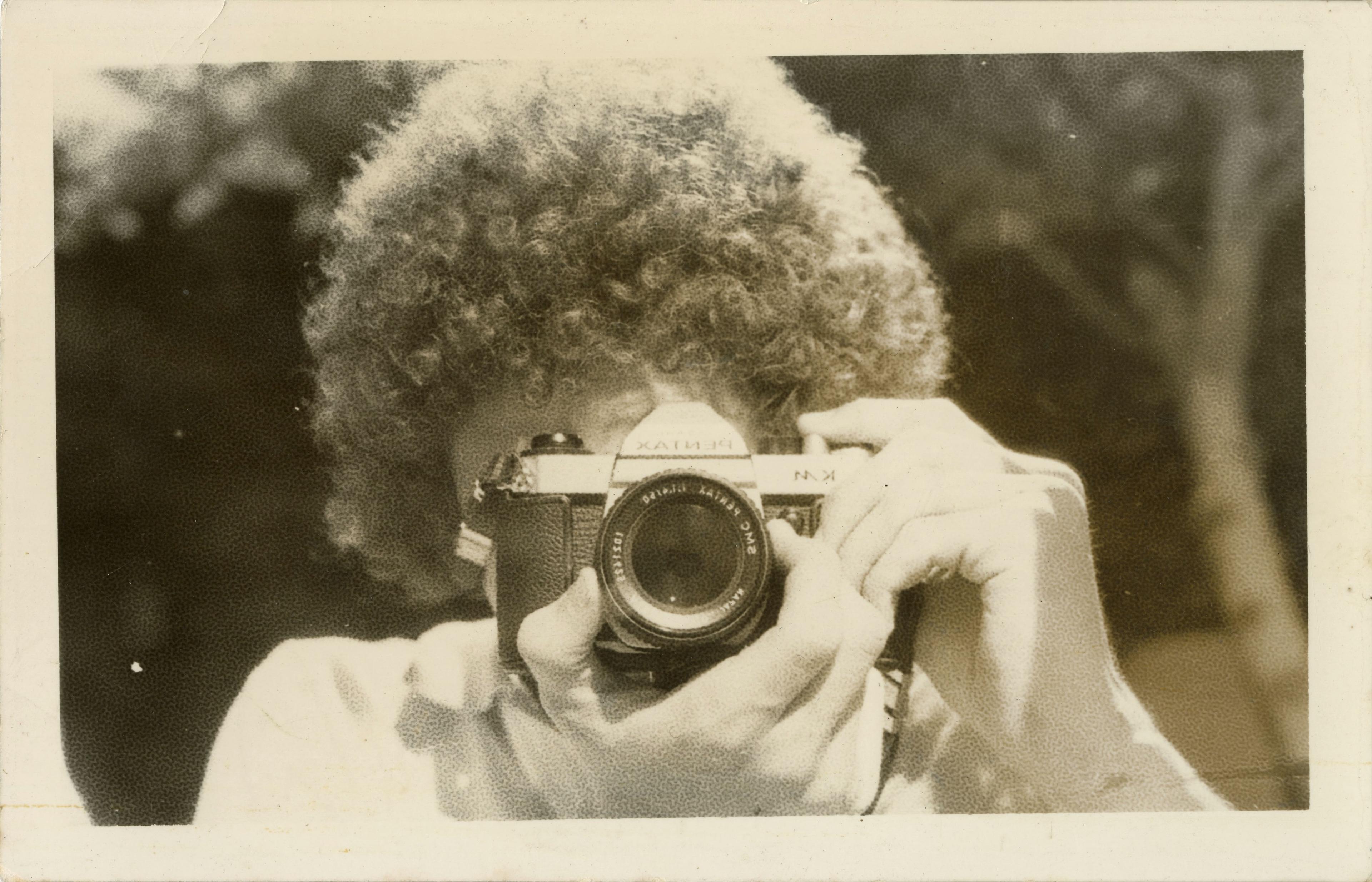 Vasıf Kortun, Ara Güler’in tavsiyesiyle alınan ilk fotoğraf makinesiyle otoportre, 1977