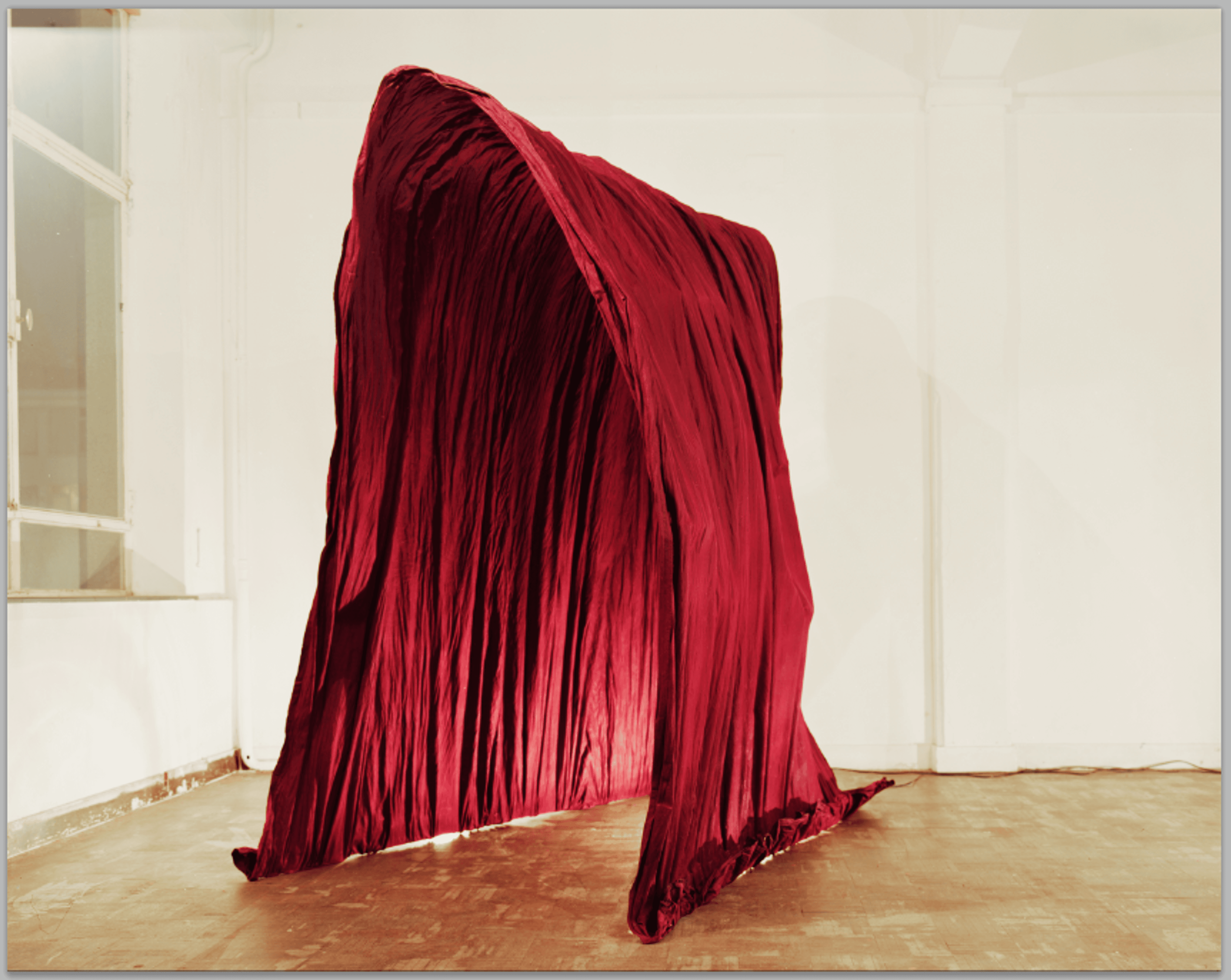 Merve Bedir’in 2012’deki Rotterdam Uluslararası Mimarlık Bienali sırasında ZigZagCity Festivali kapsamında Singer Sweat Shop’ta sergilenen Rotte adlı enstalasyonundan görünüm Fotoğraf: Rubén Dario Kleimeer