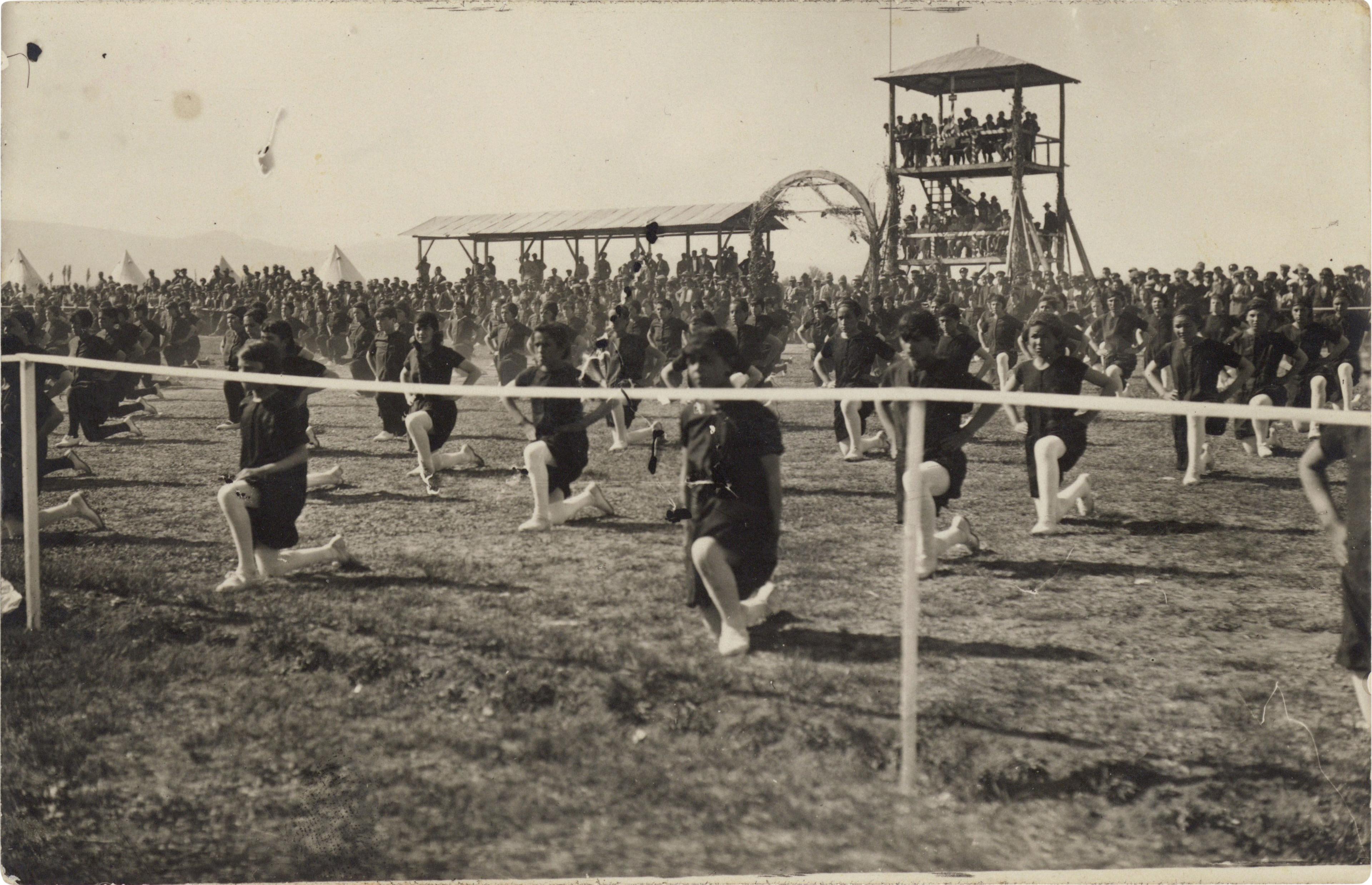 Konya Kız Muallim Mektebi öğrencileri Jimnastik Bayramı kutlamalarında, 1929 Salt Araştırma, Fotoğraf ve Kartpostal Arşivi