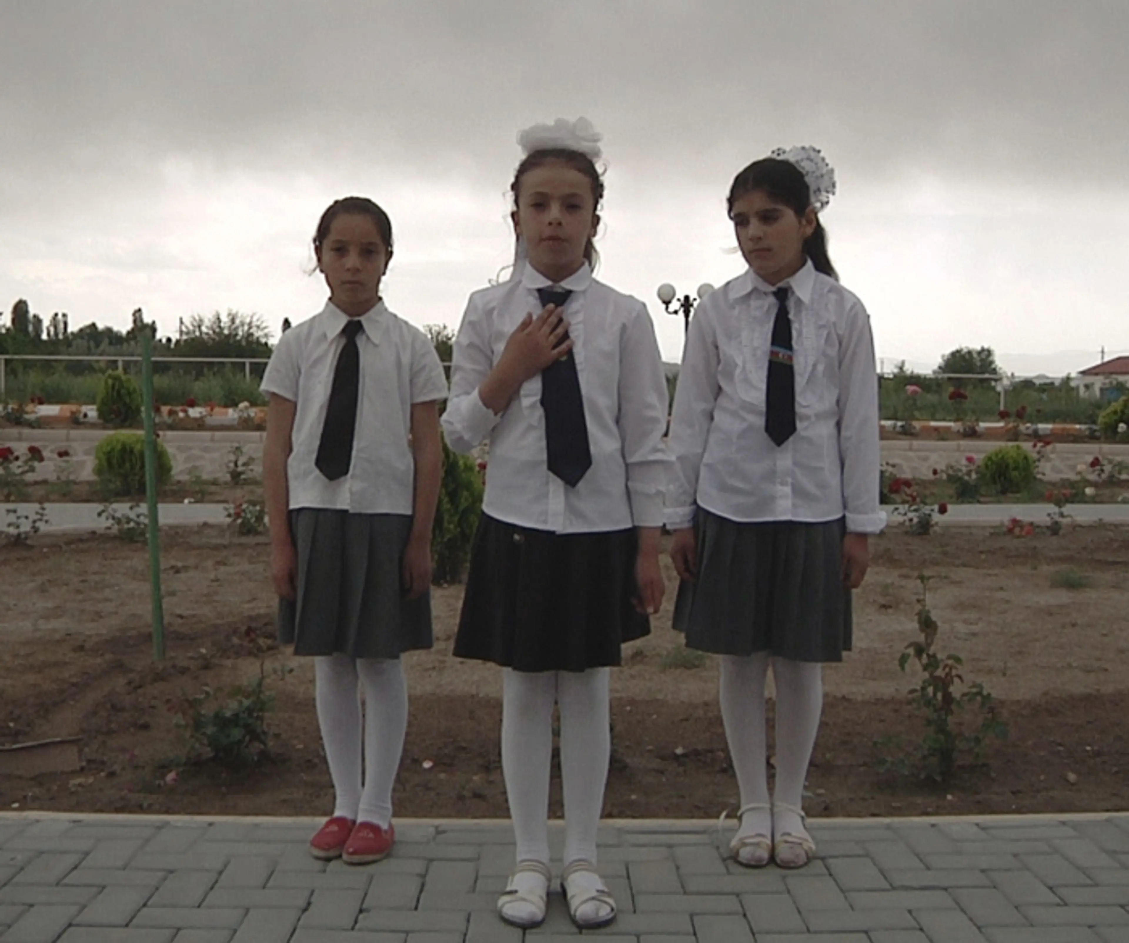 Ulusal şiir okuyan ögrenciler "1+8" video enstalasyonundan bir kare (Sederek, Nahçivan) © Cynthia Madansky, Angelika Brudniak (2012)