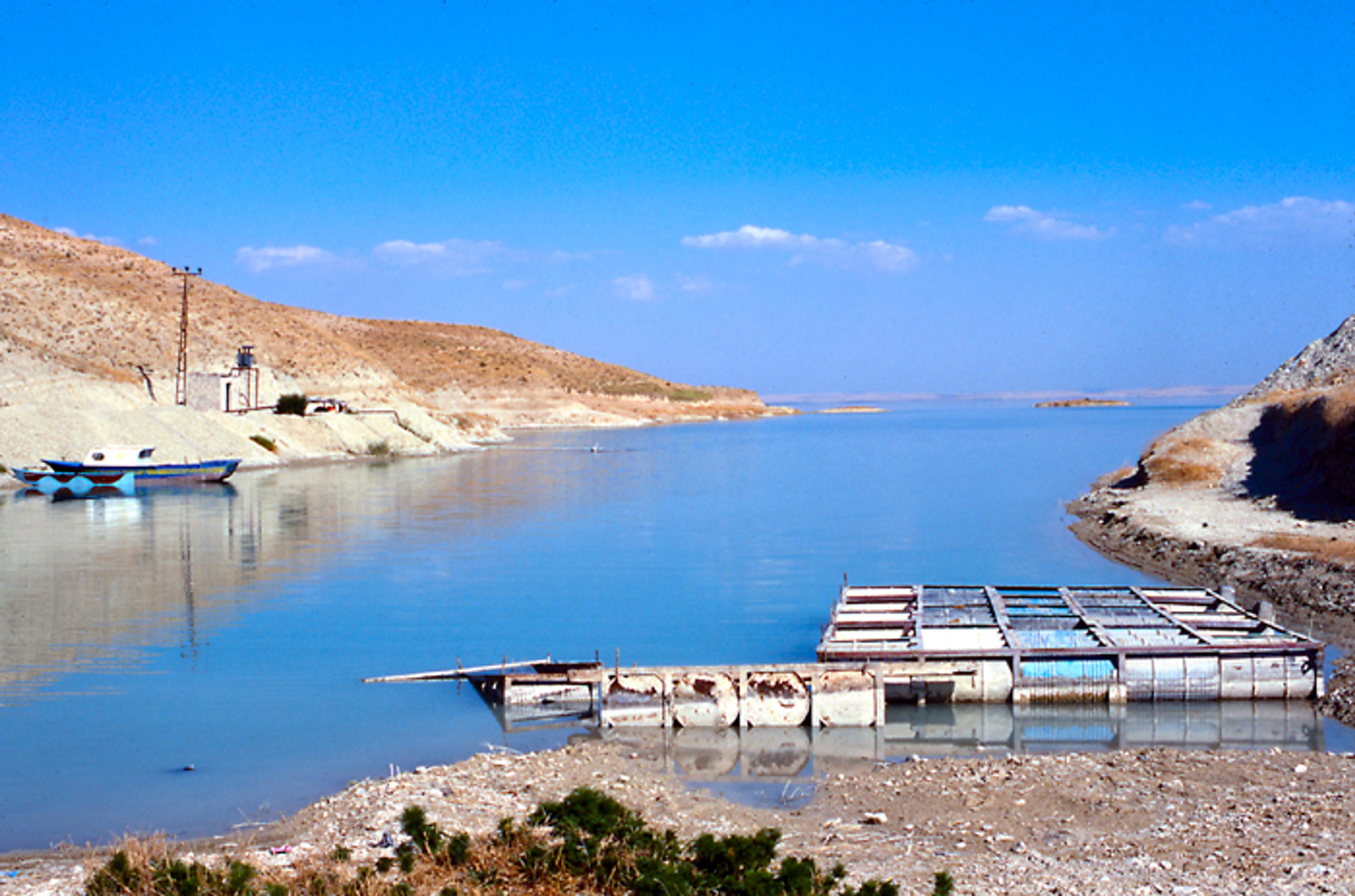 Atatürk Baraji Kiyisi, 1999, Adiyaman Fotograf: Aslihan Demirtas
