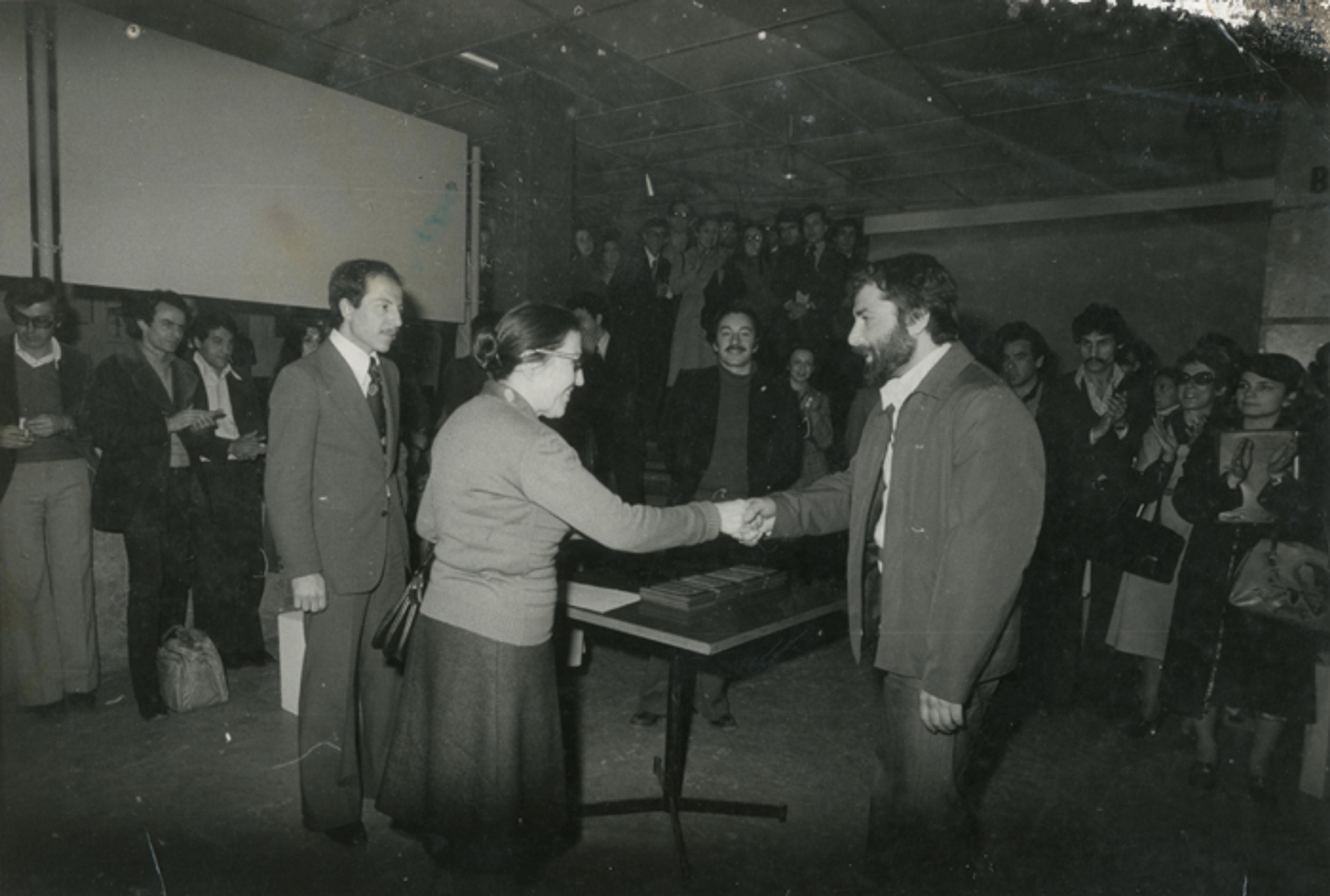 Görsel Sanatçılar Dernegi tarafından düzenlenen 1. Mayıs Sergisi ’nin ödül töreni 05.05.1977 Arşiv: Yusuf Taktak