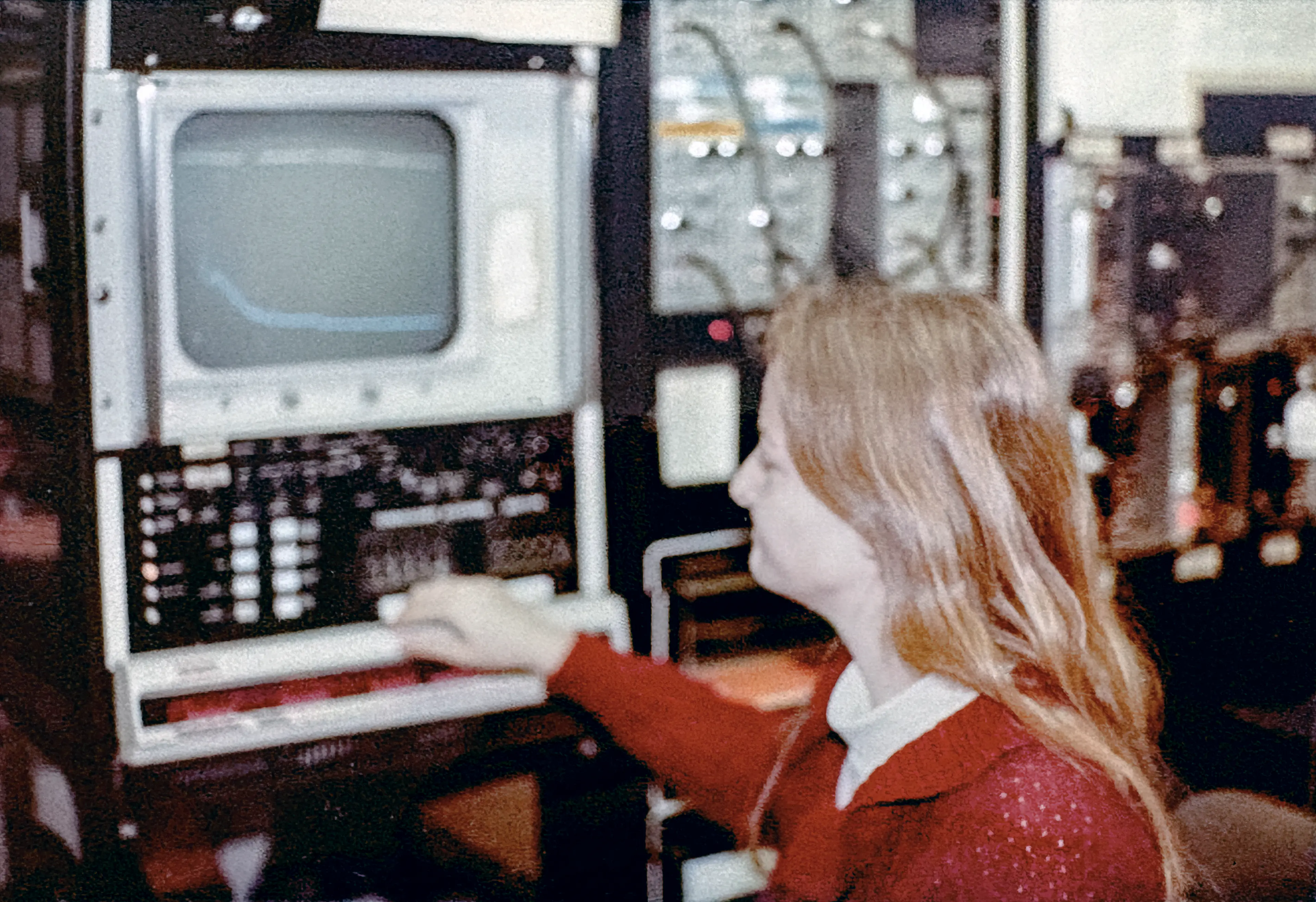 İnci Gökmen in her laboratory, University of Maryland, late 1970s Courtesy of Onur Gökmen