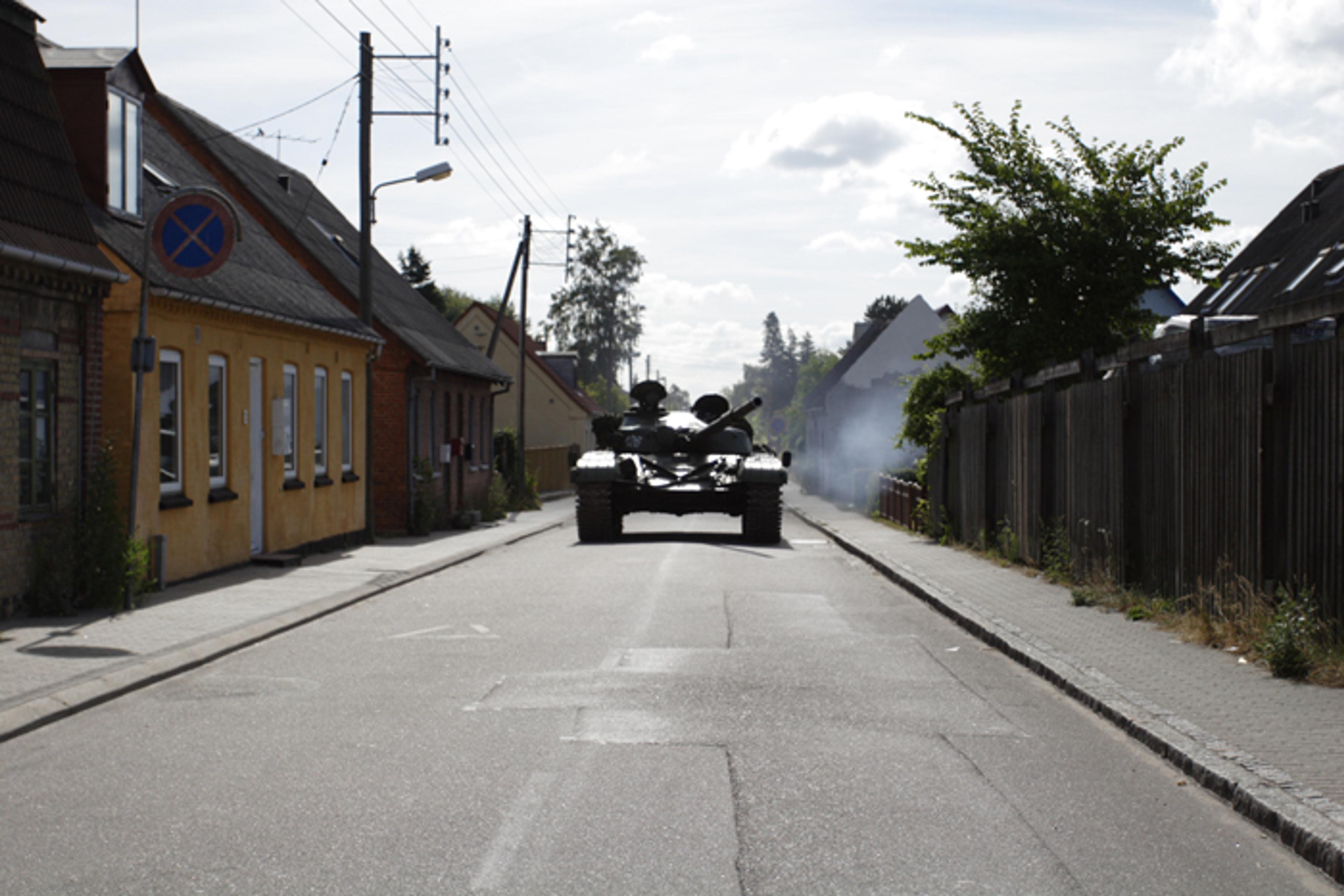 Köken Ergun’un TANKLOVE (2008) videosundan bir kare