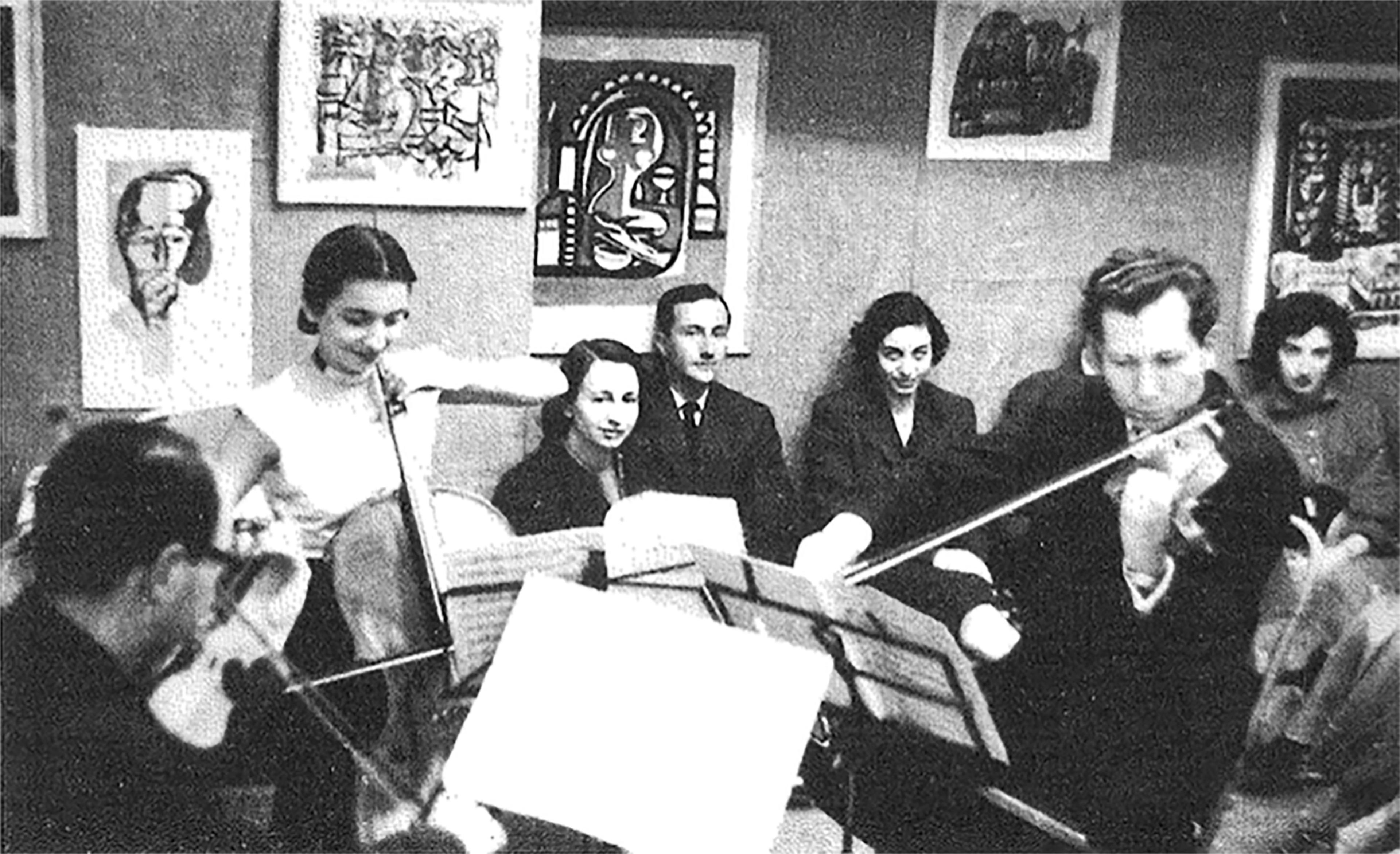 Helikon Orkestrası’nın 1953’teki bir konserinden. Fotoğraf reprodüksiyonu: Bülent Ecevit, “Helikon”, Gergedan , Temmuz 1988, Sayı: 17, 150-153.
