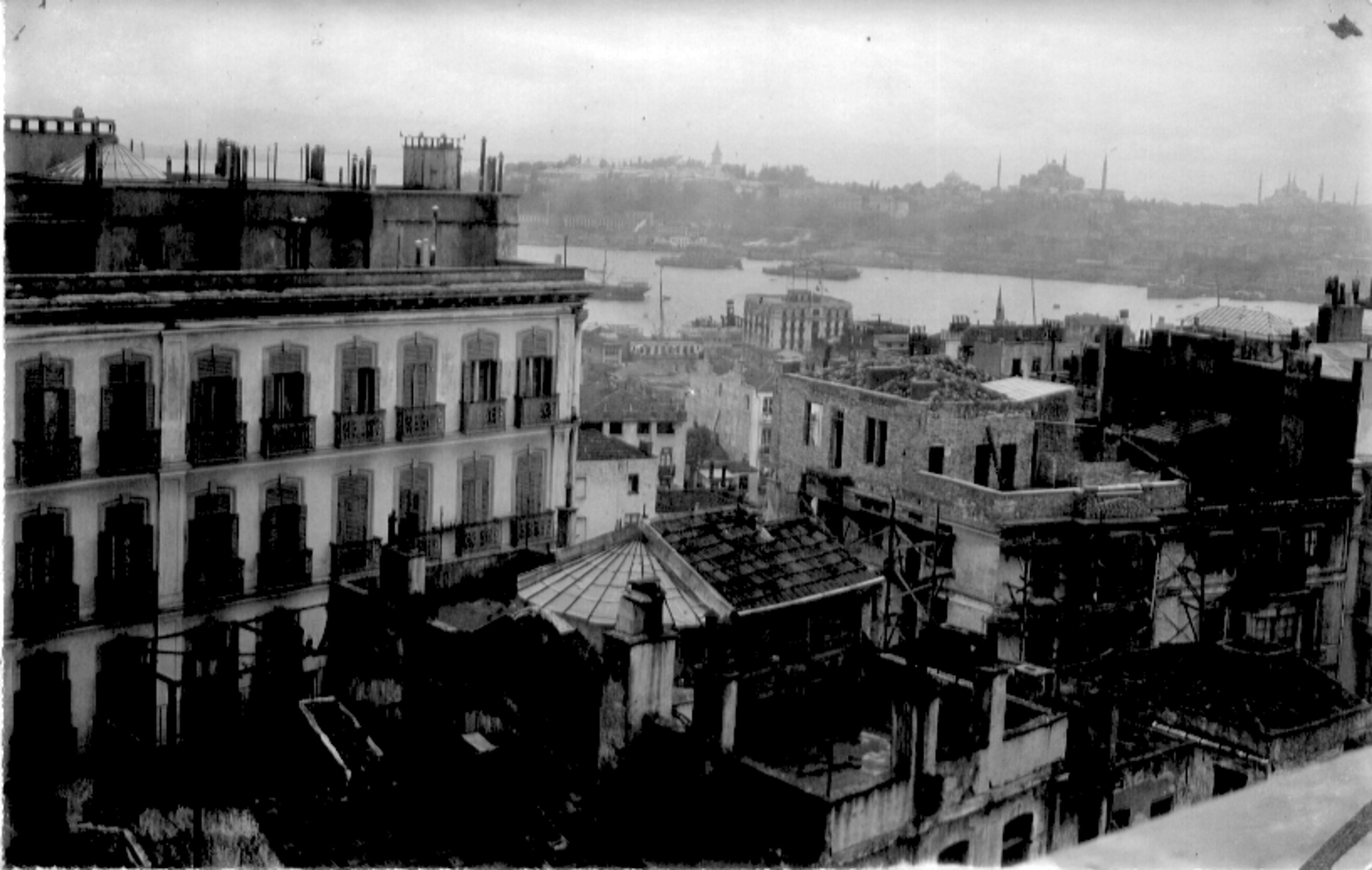 Galata Doğan [Helbig] Apartmanı ve civarı Salt Araştırma, Fotoğraf ve Kartpostal Arşivi