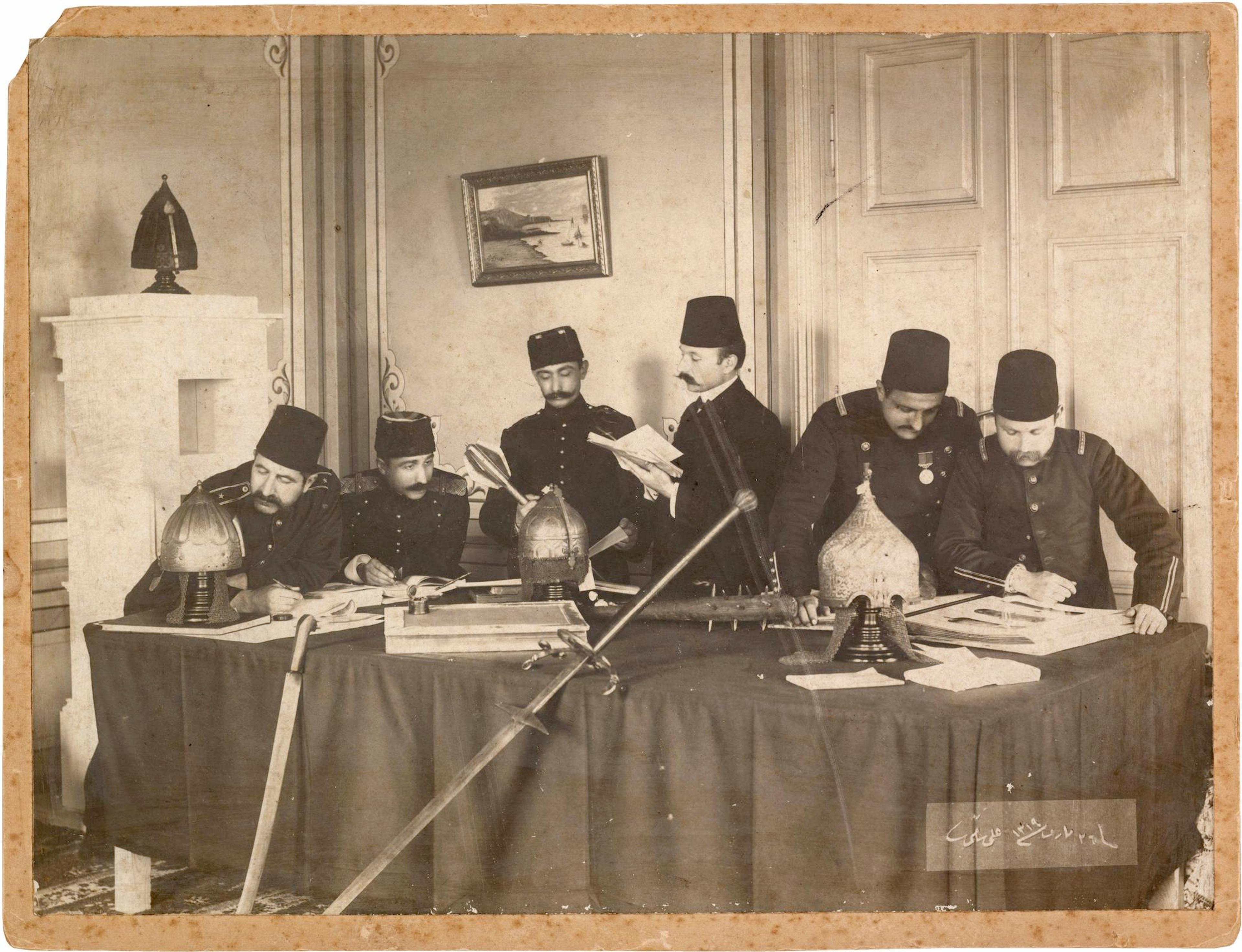 1795’te İstanbul’da kurulan Mühendishane-i Berri-i Hümayun Topçu Mektebi’nin öğrencileri Fotoğraf: Ali Sami, 1903 SALT Araştırma, Eğitim Arşivi