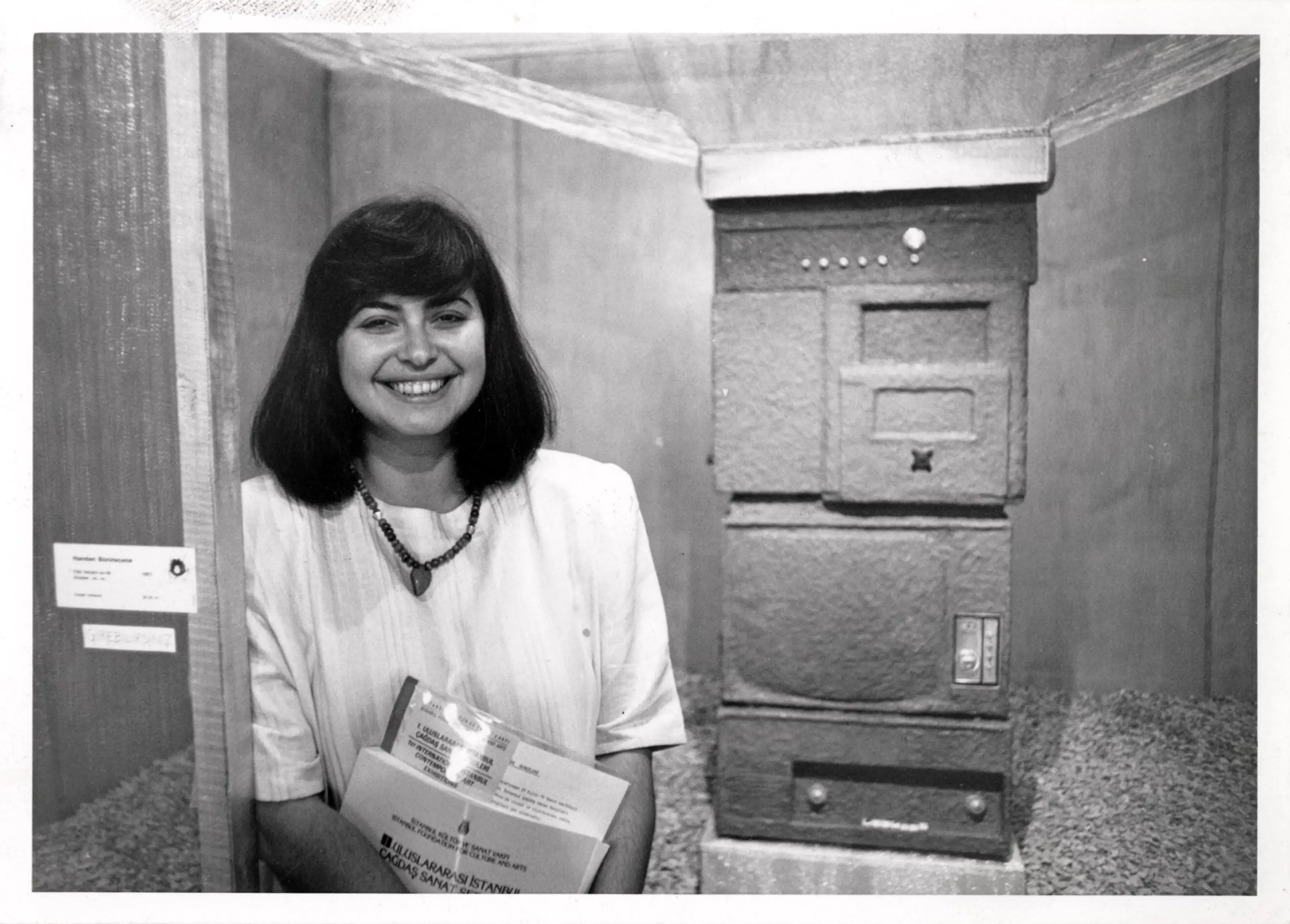 Handan Börüteçene, Kitle İletişimsizlik Araçları vs vs zzzz….bızzzz (1987) işinin önünde, 1. Uluslararası İstanbul Çağdaş Sanat Sergileri, 1987 Sanatçının izniyle