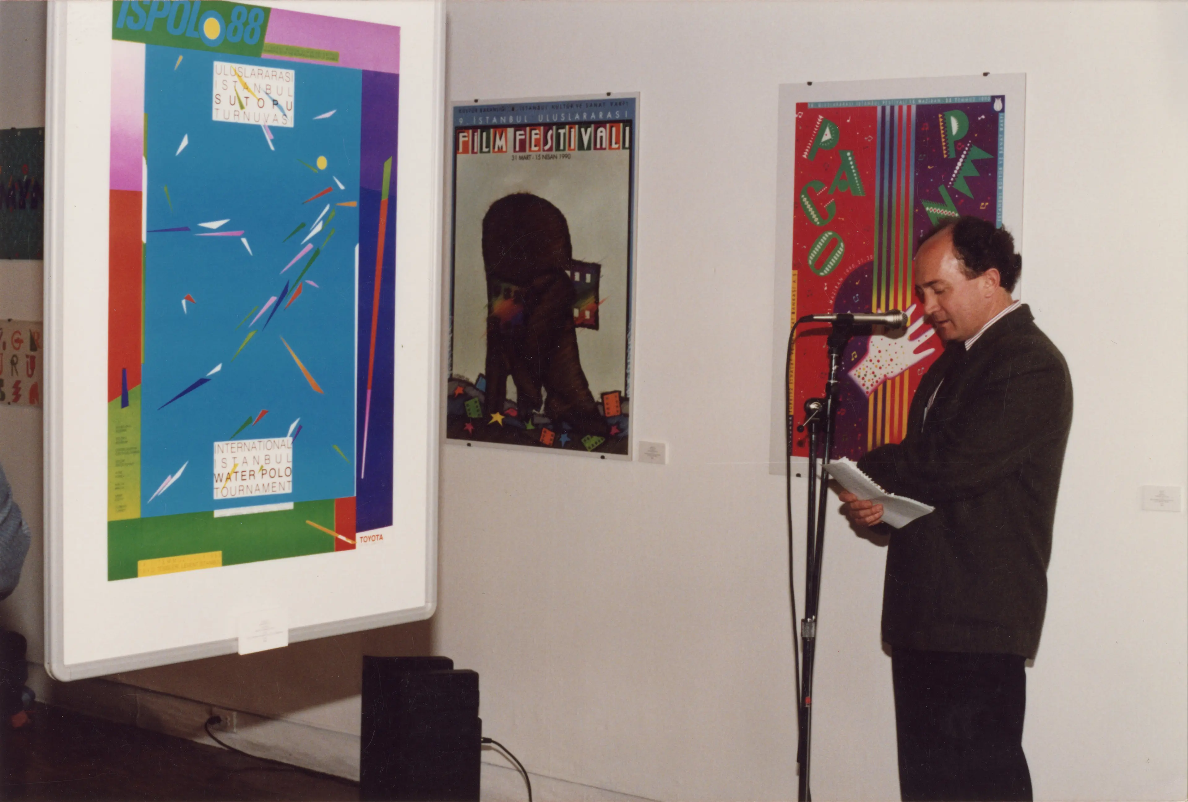 Sadık Karamustafa, Türkiye’den Afişler sergisinin açılış konuşmasını yaparken, York Quay Gallery, Toronto, Mayıs 1992 Salt Araştırma, Sadık Karamustafa Arşivi