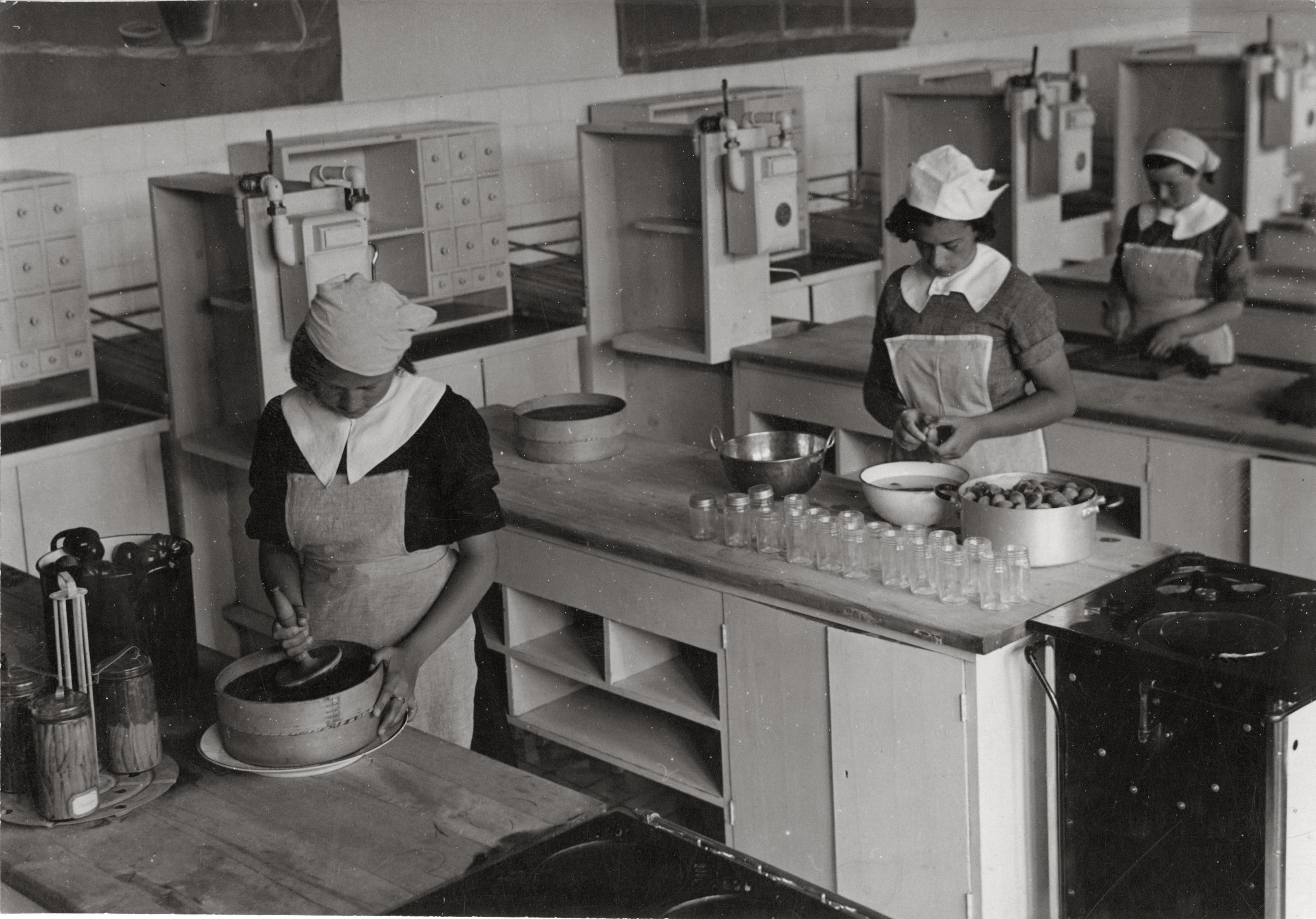 Cooking class at the İsmet Paşa Institute for Girls Salt Research, Education Archive