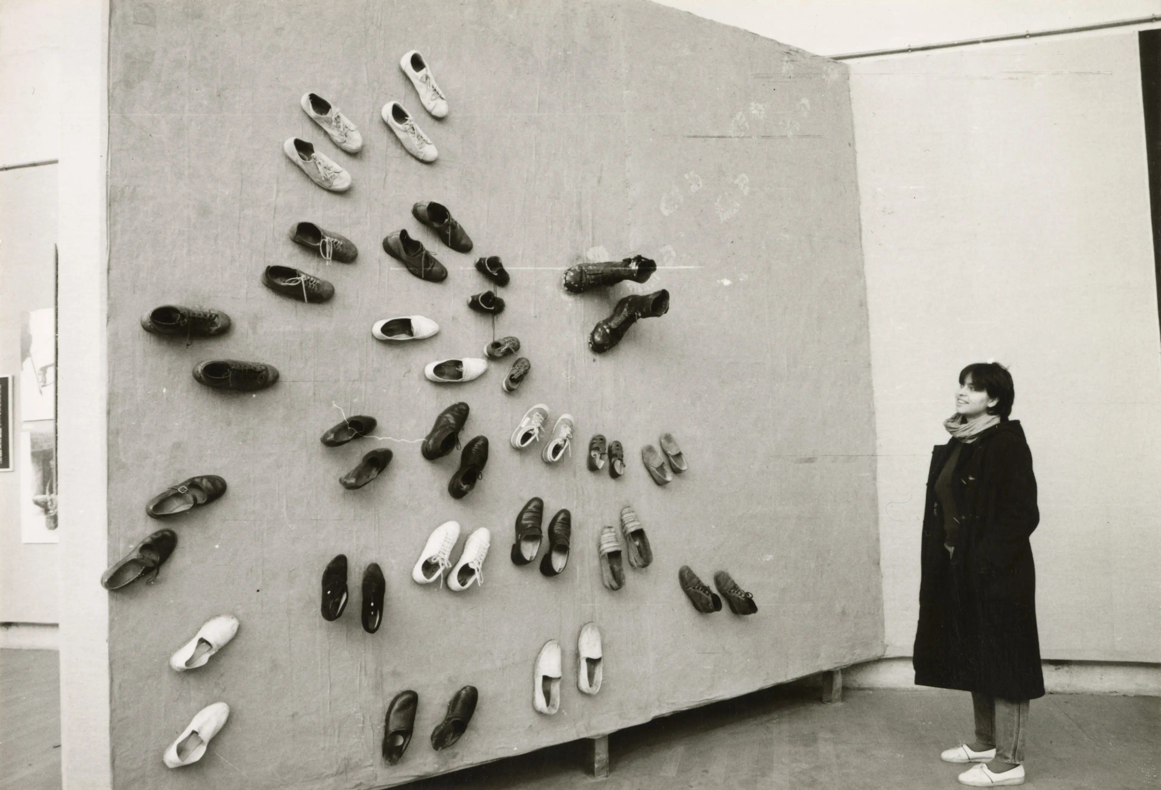 Handan Börüteçene, Savaşa Karşı işiyle, 34éme Salon de la Jeune Peinture , Grand Palais (Paris), 1983