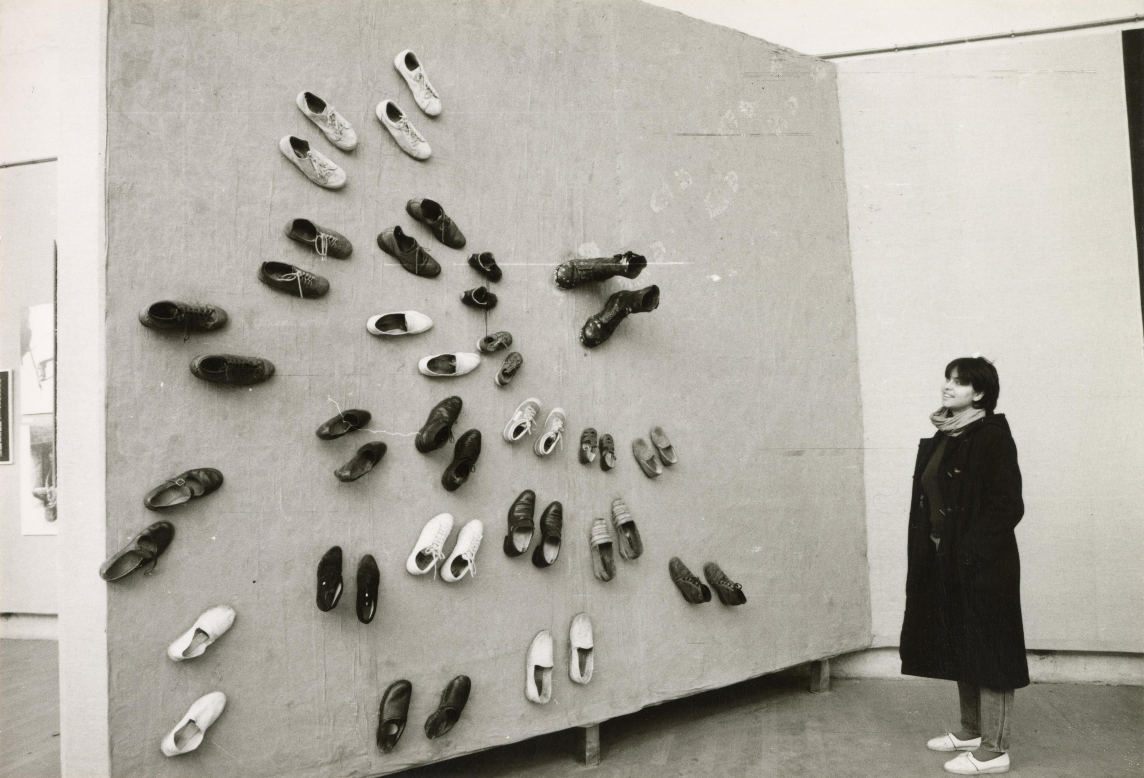 Handan Börüteçene, Savaşa Karşı işiyle, 34éme Salon de la Jeune Peinture , Grand Palais (Paris), 1983