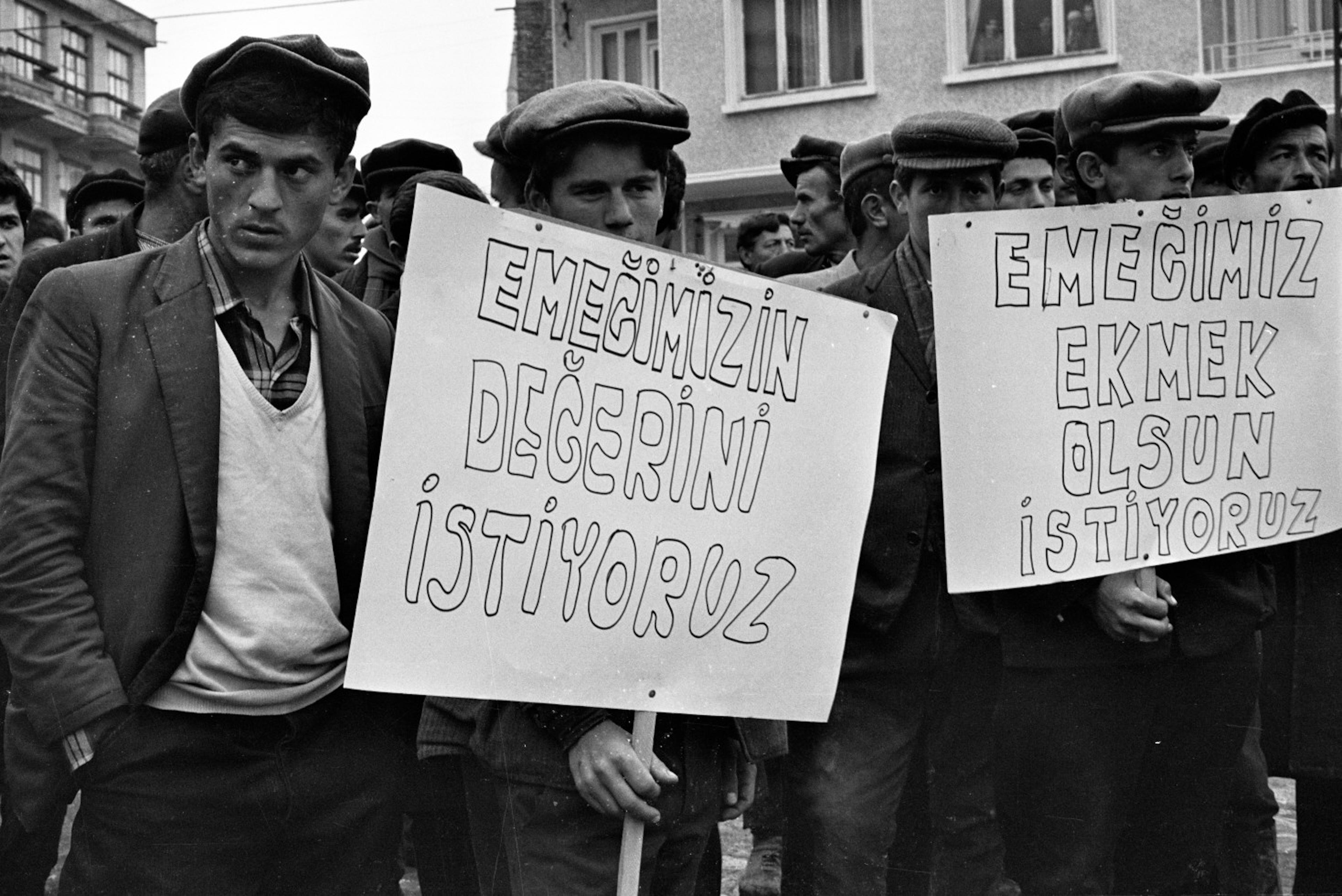Harun Karadeniz başkanlığındaki İTÜ Öğrenci Birliği'nin düzenlediği Gerze Tütün Mitingi, 1969 Fotoğraf: Ömer Tuncer