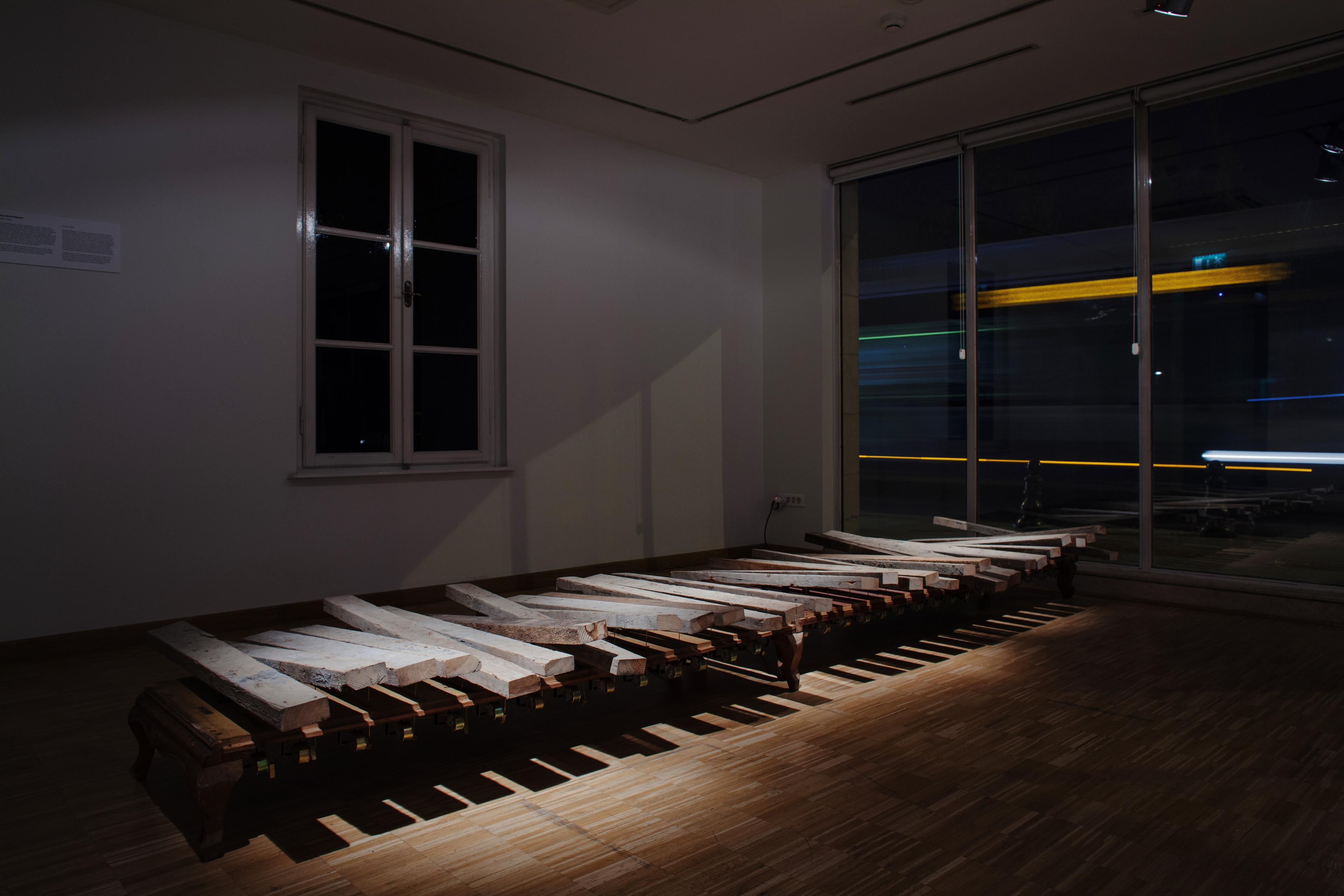 Hera Büyüktaşçıyan’ın İskele (2014) enstalasyonundan detay Yüzyılların Yüzyılı , SALT Ulus, 15.09.2015-07.11.2015 Fotoğraf: Cemil Batur Gökçeer
