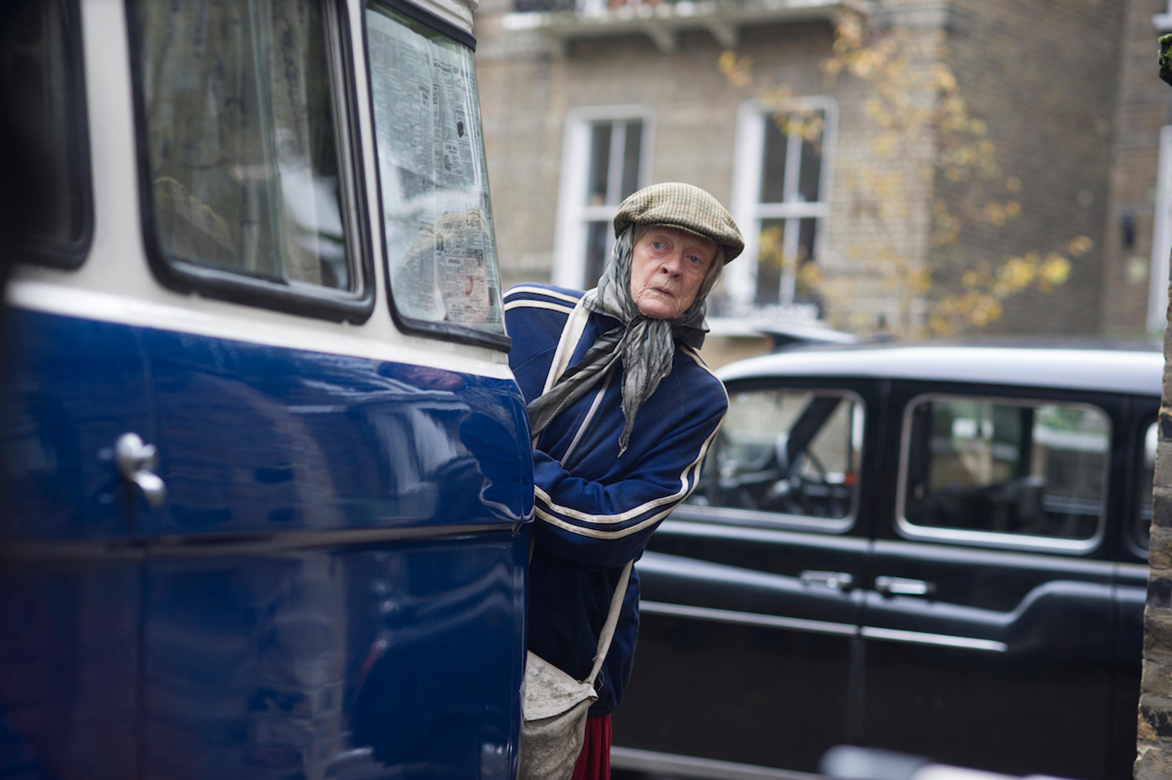 The Lady in the Van [Zoraki Komşu] (2015) filminden bir kare ©Filmbank Media