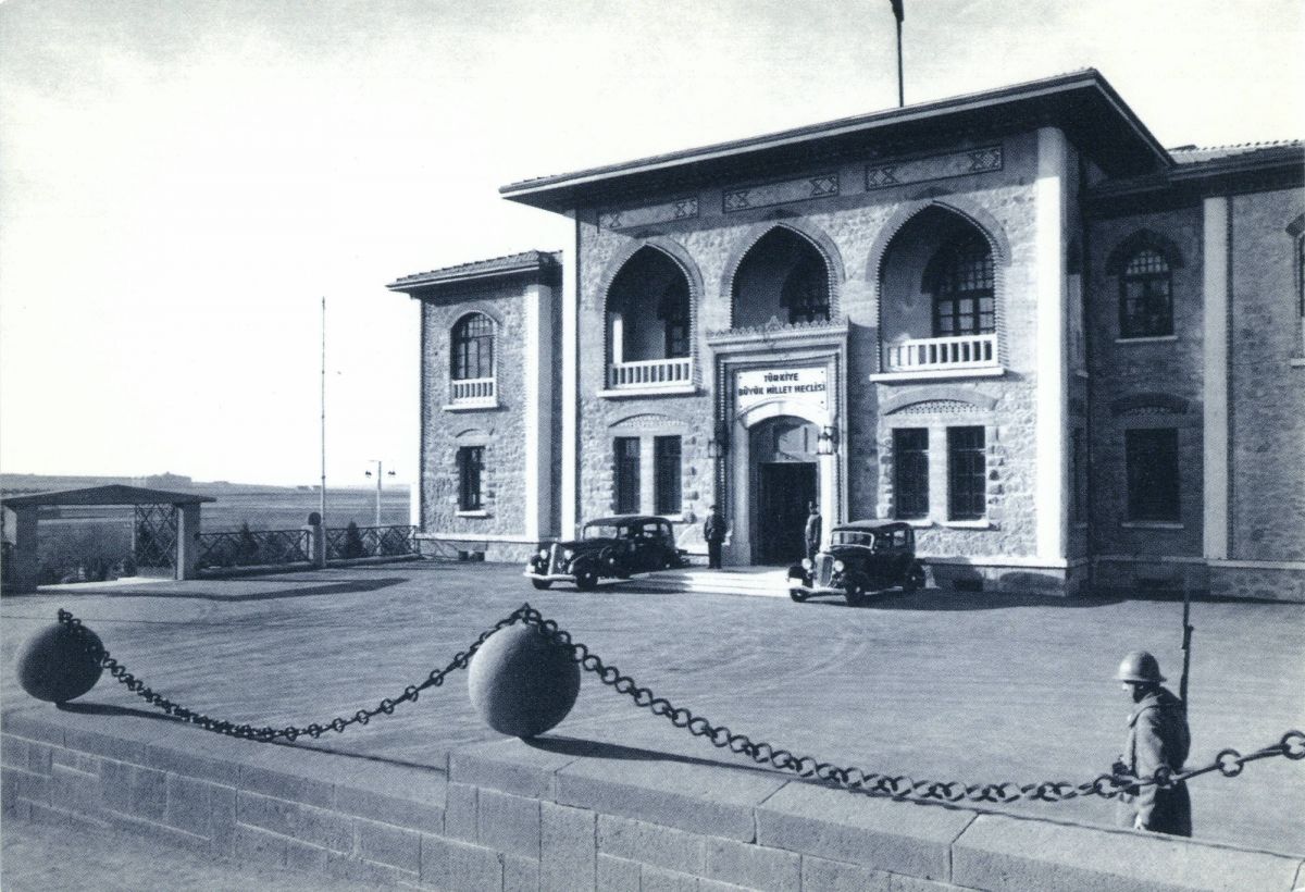 07 Ahanka062004 Türkiye Büyük Millet Meclisi İkinci Binası, 1930’lar<br />
SALT Araştırma, Fotoğraf ve Kartpostal Arşivi