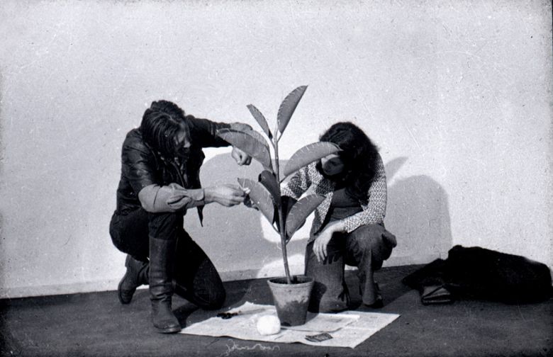 1 6 Ilija Šoškić, <i>Sewn–up Ficus</i> (1974, 1989, 2017)
Performans kaydından bir kare
Sanatçının izniyle