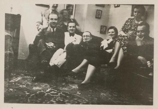 1 Afmsbbh079 Münevver Ayaşlı, Nesrin-Mehmet Ali Bağana, Elsée-Reşad Nuri Drago ve diğer misafirlerle salonda, Haziran 1937
Salt Araştırma, Said Bey Arşivi
