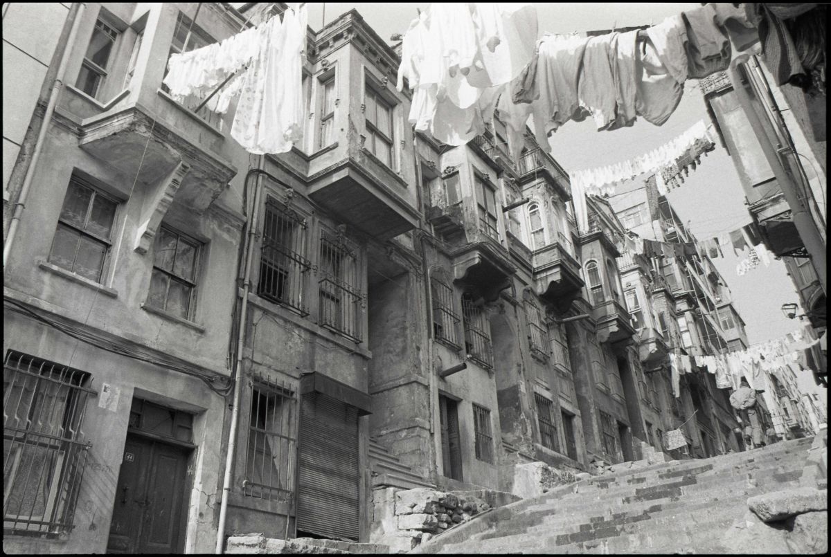 10 Elarh012701 Sarayiçi Sokak, Gedikpaşa, İstanbul, 1989<br />
Salt Araştırma, Eleonora Arhelaou Arşivi<br />
