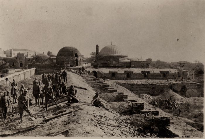 Workers during the renovation of the Edirne Selimiye Bazaar vaults                                                                                                                                                                                              Edirne Selimiye Arastası’nın tonoz onarımında çalışan isçiler
(tarihi bilinmiyor)