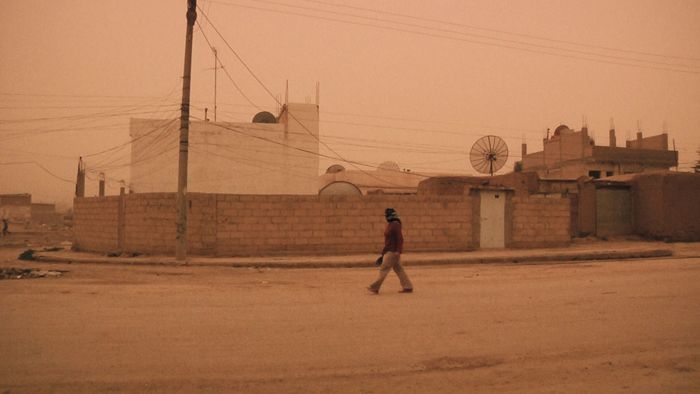 1+8 video enstalasyonundan bir kare (Kamışlı, Suriye) <i>1+8</i> video enstalasyonundan bir kare (Kamışlı, Suriye)
© Cynthia Madansky ve Angelika Brudniak (2012)
