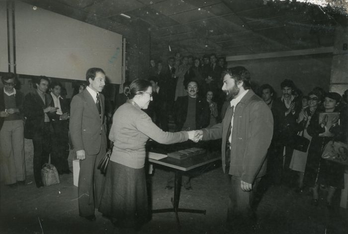 Prize giving ceremony of the Visual Artists Association’s First May Exhibition                                                                                                                                                                                  Görsel Sanatçılar Dernegi tarafından düzenlenen <i>1. Mayıs Sergisi</i>’nin ödül töreni
05.05.1977
Arşiv: Yusuf Taktak
