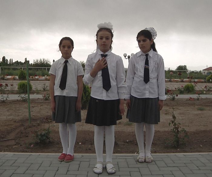 Schoolchildren reciting national poems                                                                                                                                                                                                                          Ulusal şiir okuyan ögrenciler
"1+8" video enstalasyonundan bir kare (Sederek, Nahçivan)
© Cynthia Madansky, Angelika Brudniak (2012)